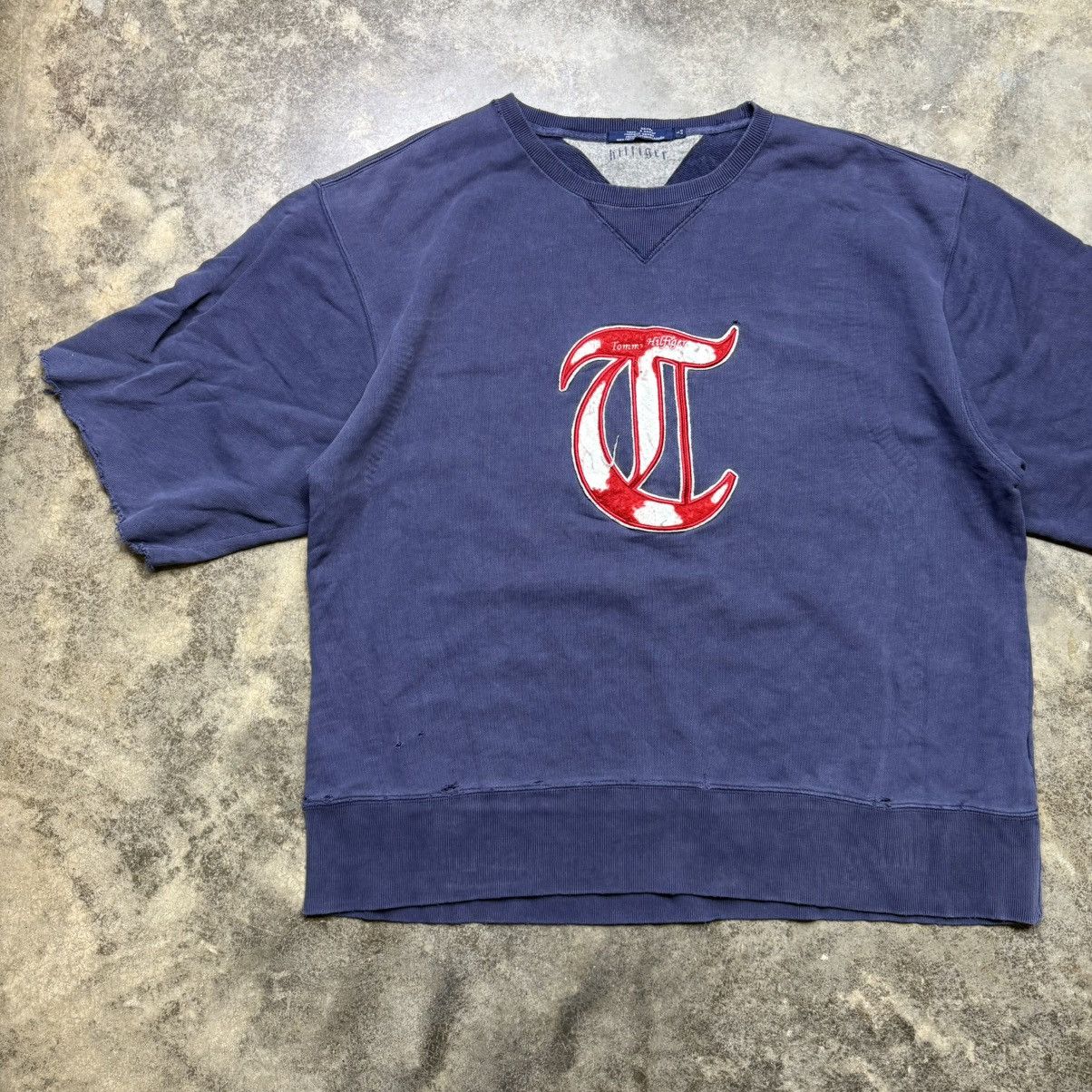 Tommy Hilfiger vintage thrashed tommy hilfiger cropped baggy pullover sweat Size US L / EU 52-54 / 3 - 3 Thumbnail