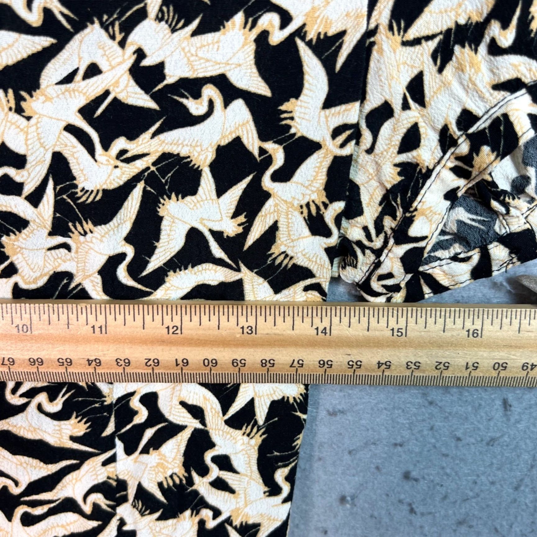 Vintage Kimchi Blue Womens Black & Beige Bird Print Ruched Button Front Top Small Blouse Shirt Womens S Black Bird Print Ruched Button Front Top 90s Logo? Size S / US 4 / IT 40 - 7 Thumbnail