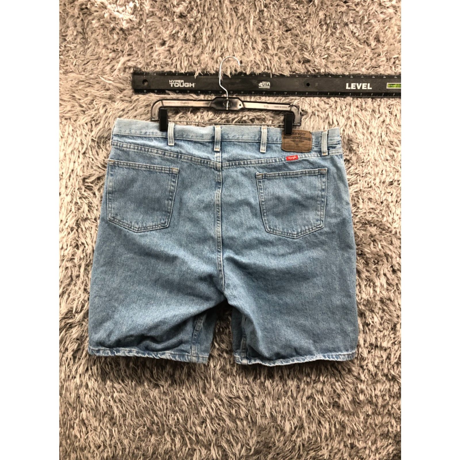 Wrangler Wrangler Relaxed Fit Shorts Mens Size 42 Mid Rise Medium Wash Denim Bermuda 5-Pocket Blue Mens Regular Waist 42 in Denim Cotton Blend Size US 42 / EU 58 - 4 Thumbnail