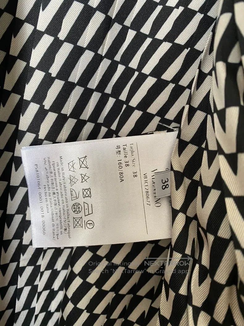 Valentino Valentino The main line is a small fragrant jacket Size M / US 6-8 / IT 42-44 - 8 Thumbnail