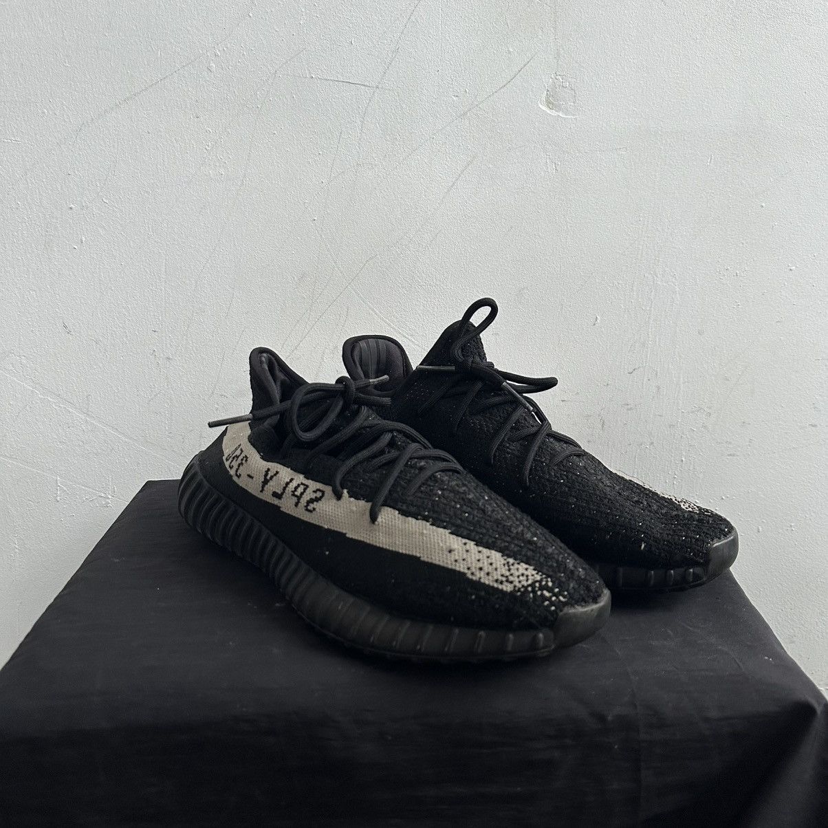 Adidas × Kanye West Yeezy 350 V2 Oreo 2016 Size US 11 / EU 44 - 2 Thumbnail