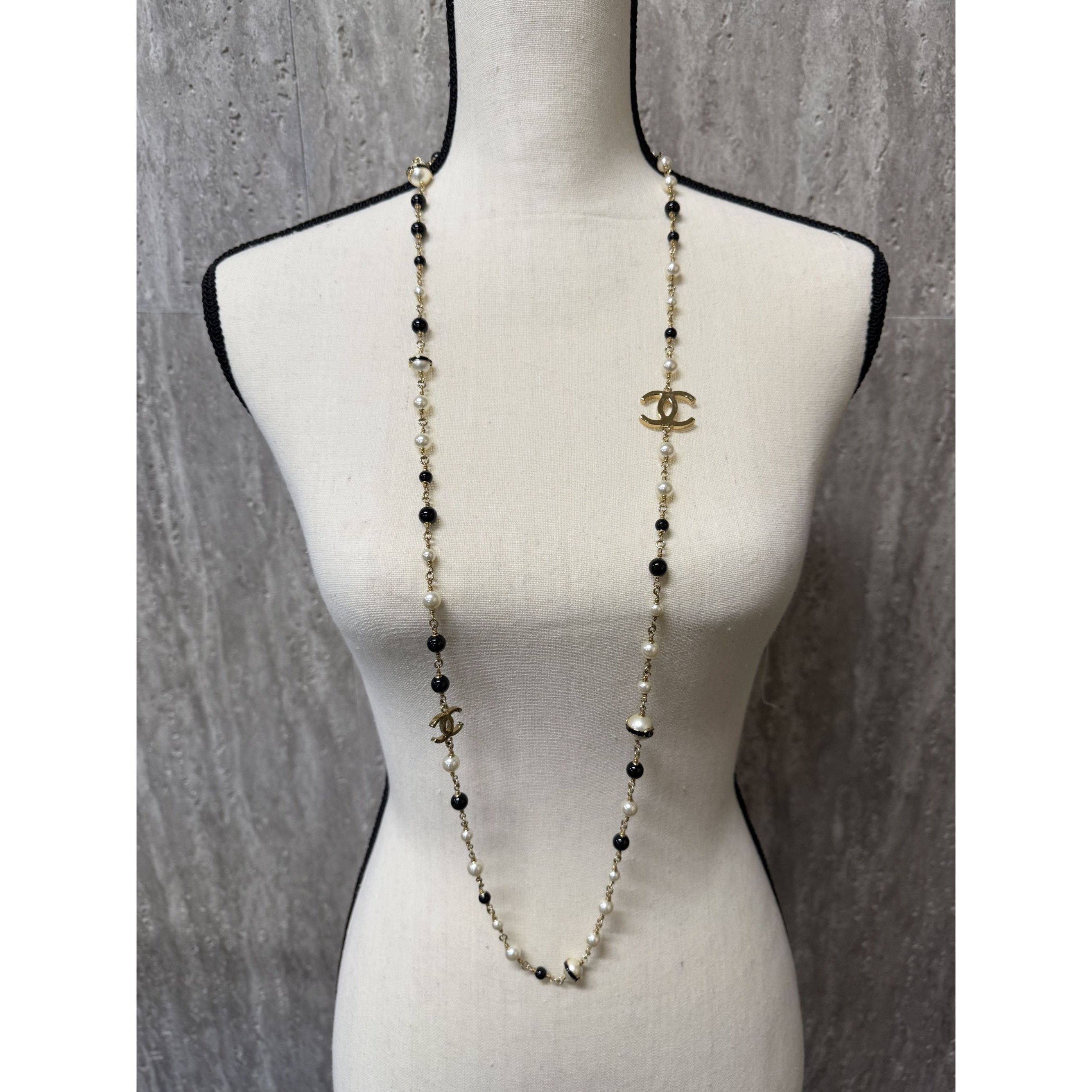 Chanel Chanel Long Pearl & Black Beaded Necklace With Gold CC Logo Size ONE SIZE - 2 Thumbnail
