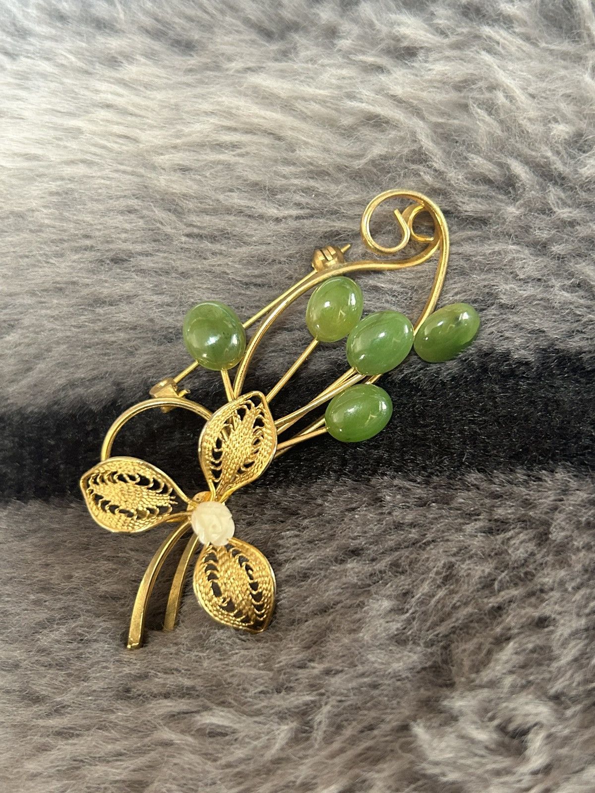 Vintage 60s nephrite jade filigree gold filled brooch pin