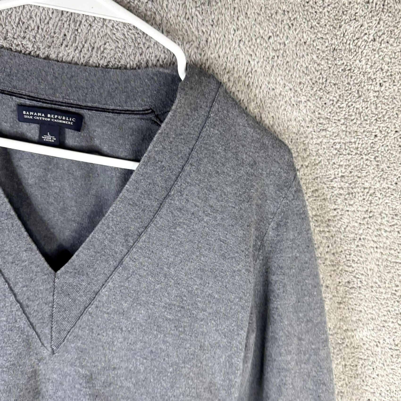 Banana Republic Banana Republic Sweater Womens Large Gray Silk Cashmere V-Neck Knit Pullover Size L / US 10 / IT 46 - 4 Thumbnail