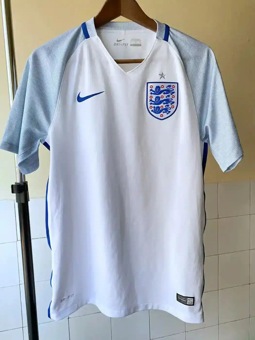 Nike England Nike kit 16 football Soccer Jersey size S Size US S / EU 44-46 / 1 - 1 Thumbnail