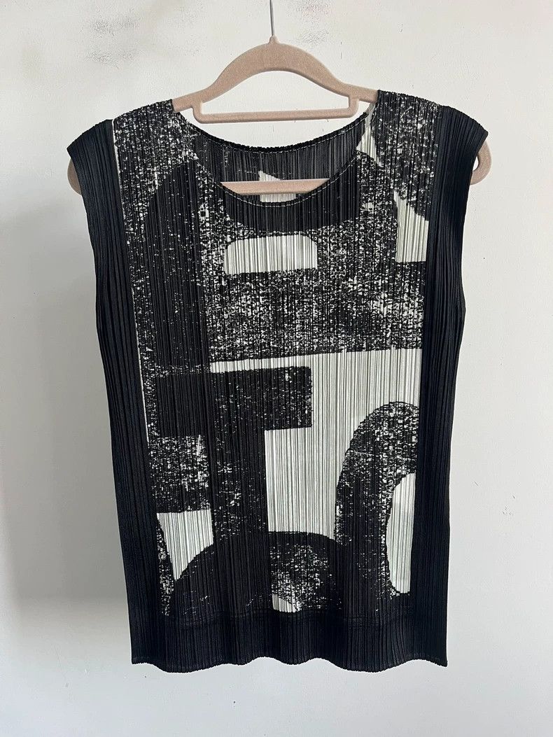 Issey Miyake Pleated Sleeveless Top -dmc