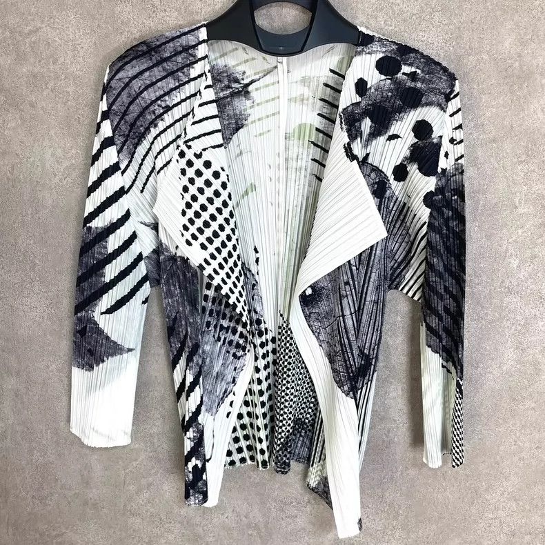 Issey Miyake size:5 Black and white ink wash leaves and wi