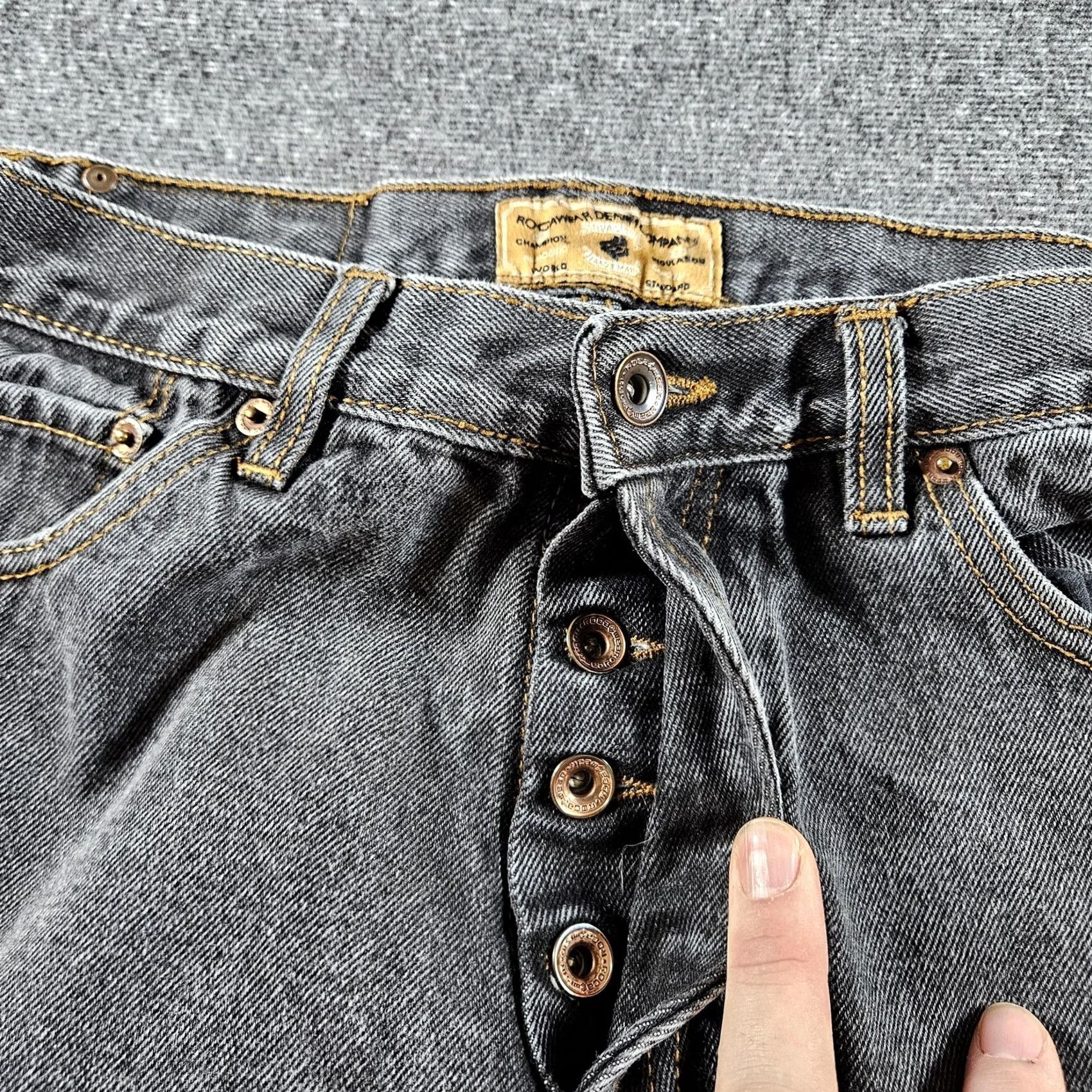 Rocawear Rocawear Jeans Mens 32x27 Black Charcoal Wash Denim Button Relaxed Straight 32 Inseam Waist 32 Button Fly Streetwear Men Size US 32 / EU 48 - 4 Thumbnail
