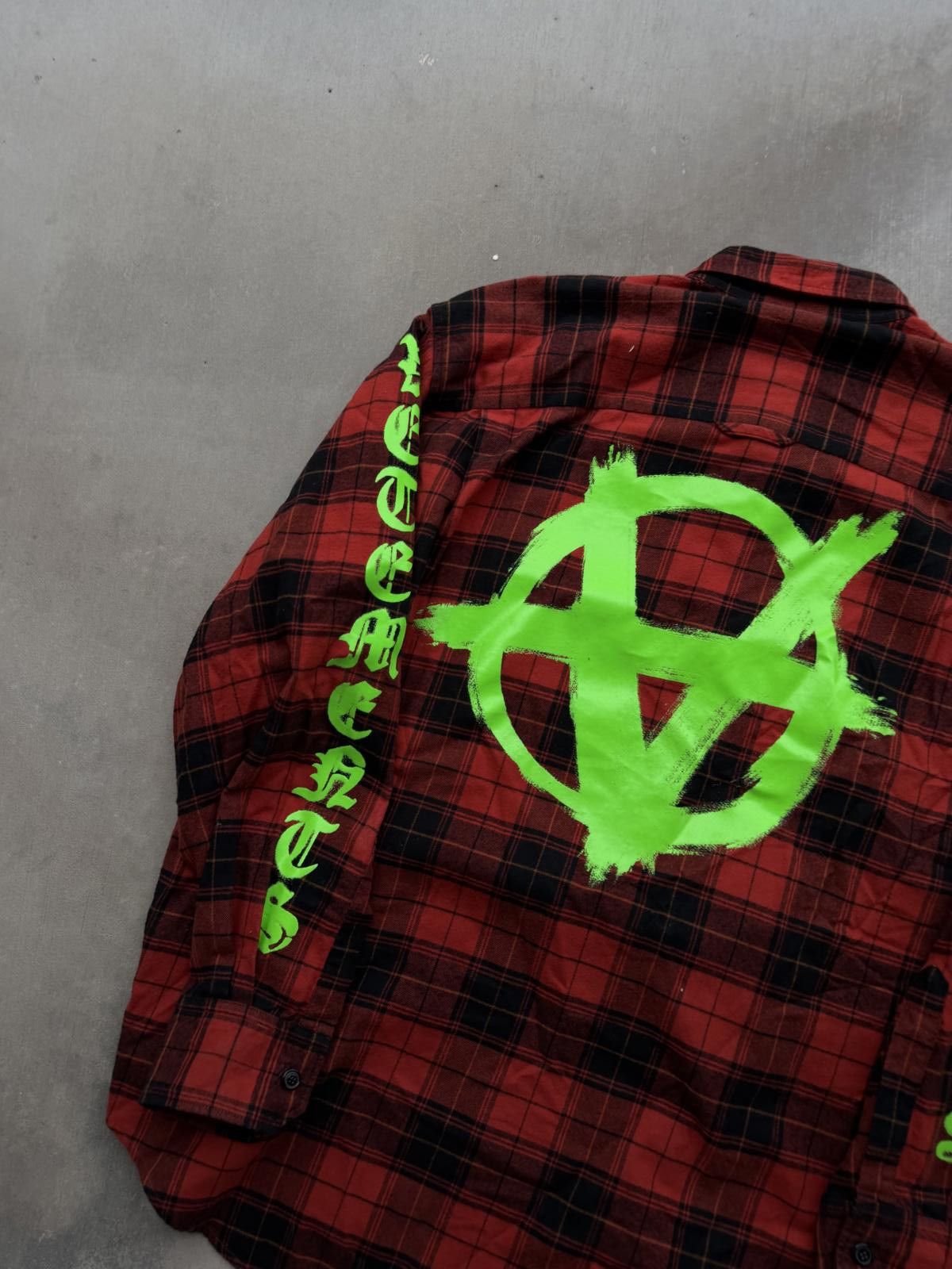 Vetements Vetements Anarchy Flannel Shirt Red Plaid Small Neon Logo Size US S / EU 44-46 / 1 - 5 Thumbnail