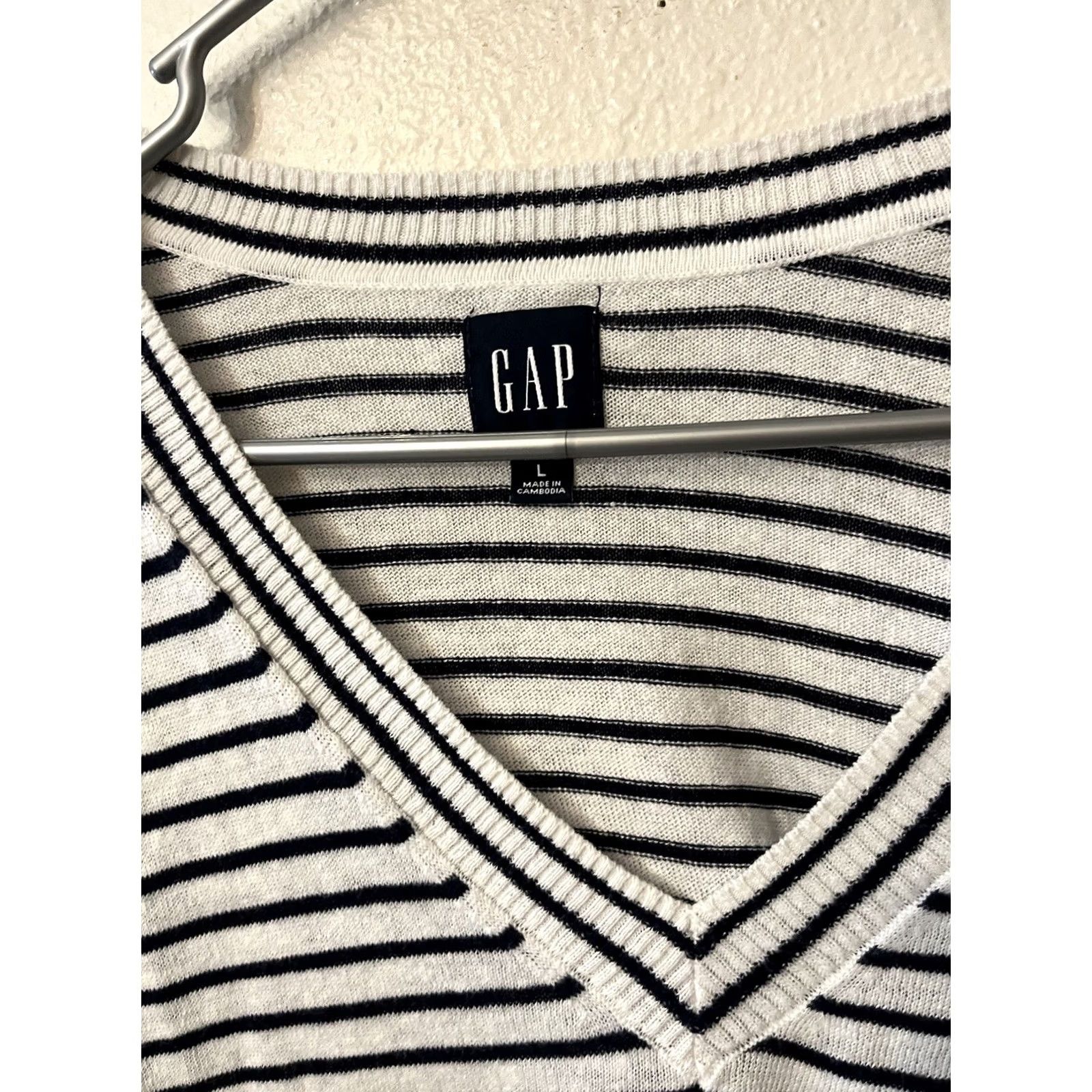 Gap Gap White Striped V-Neck Long Sleeve Sweater Women L V-Neck Size L / US 10 / IT 46 - 2 Thumbnail