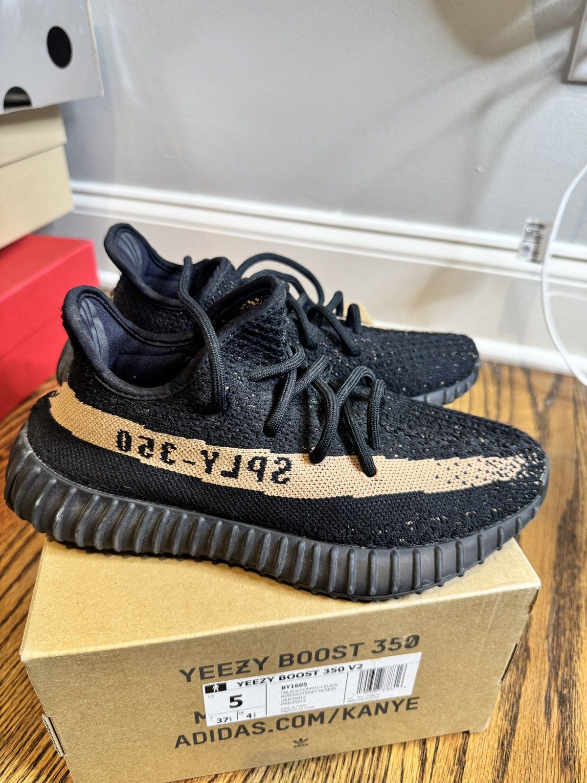 Adidas Yeezy Boost 350 V2 Black/Copper Size US 5 / IT 35 - 2 Thumbnail