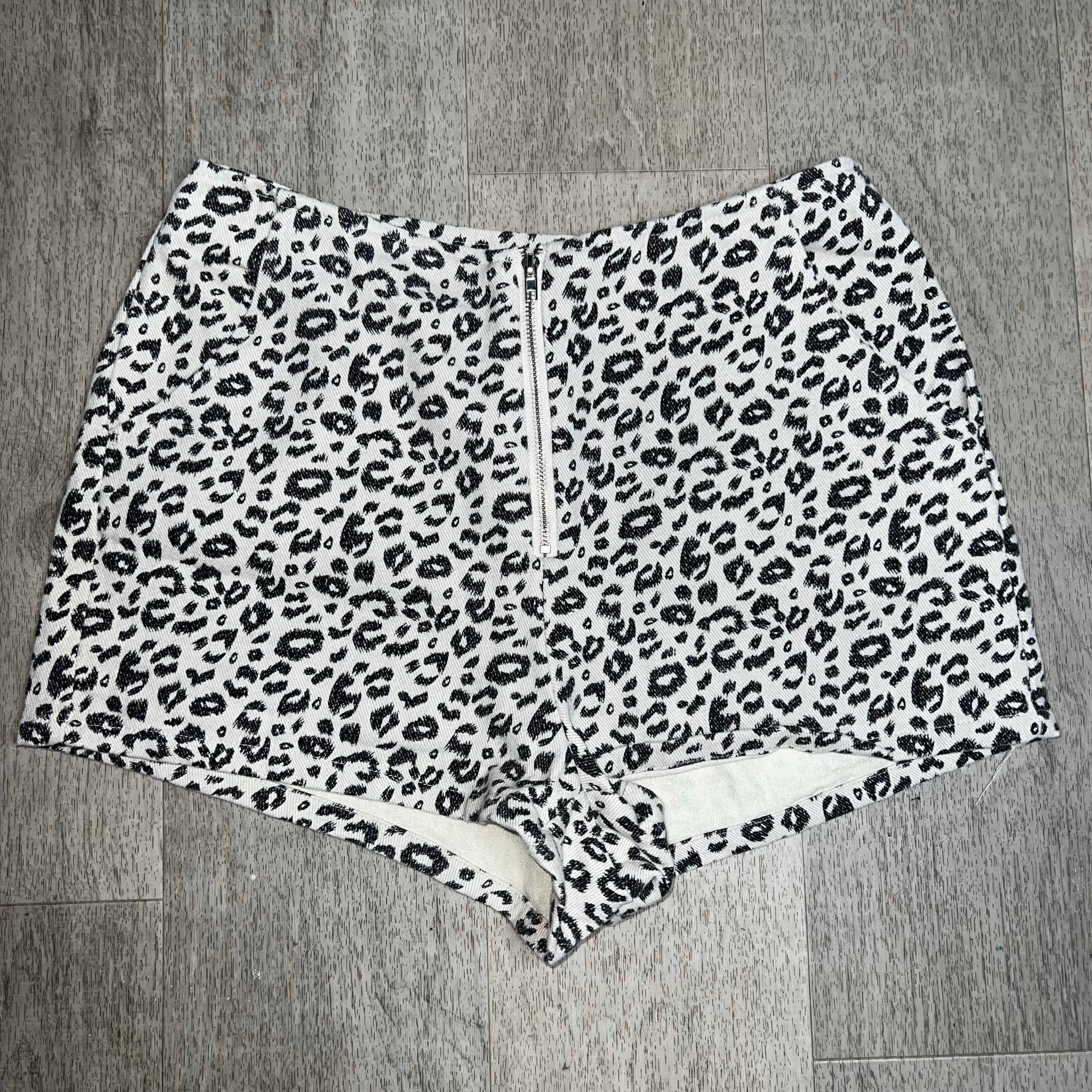 Free People Altar'd State, Front Zip Leopard Print Cream & Black Short Shorts Small Size 26" / US 2 / IT 38 - 14 Thumbnail