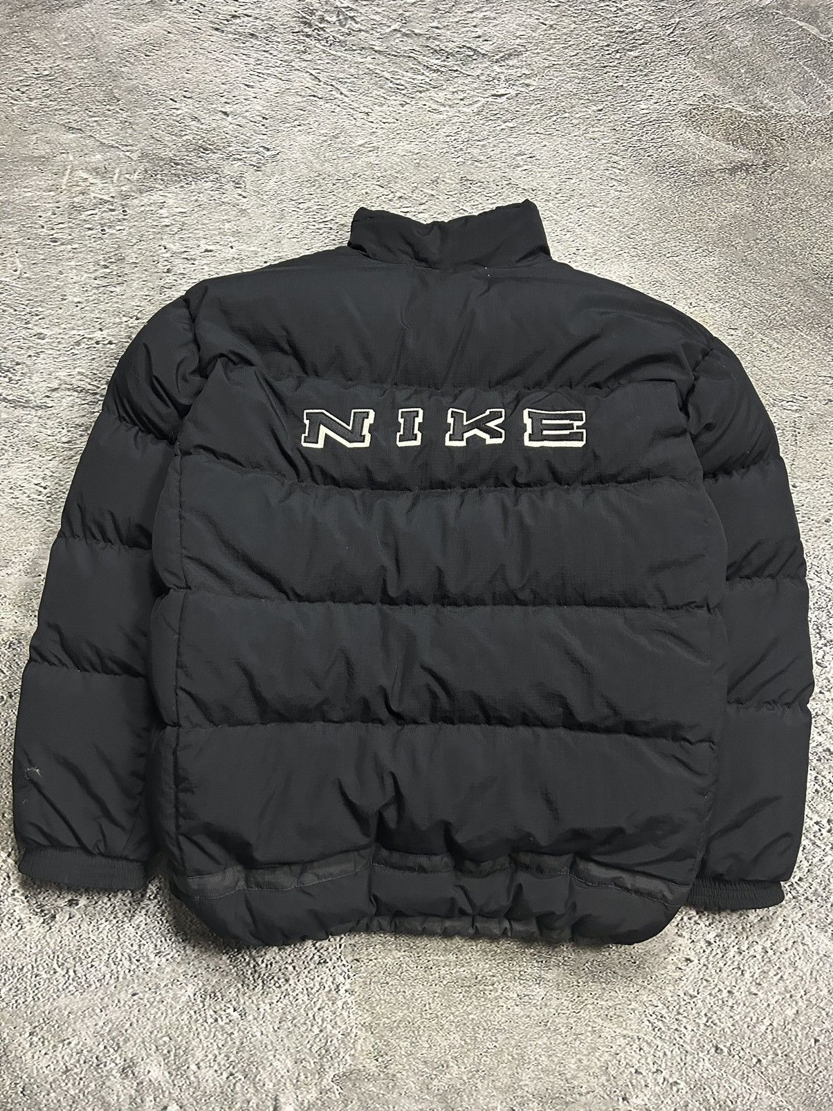 Nike × Vintage Nike black puffer jacket big logo reversible vintage 90s Size US L / EU 52-54 / 3 - 1 Thumbnail