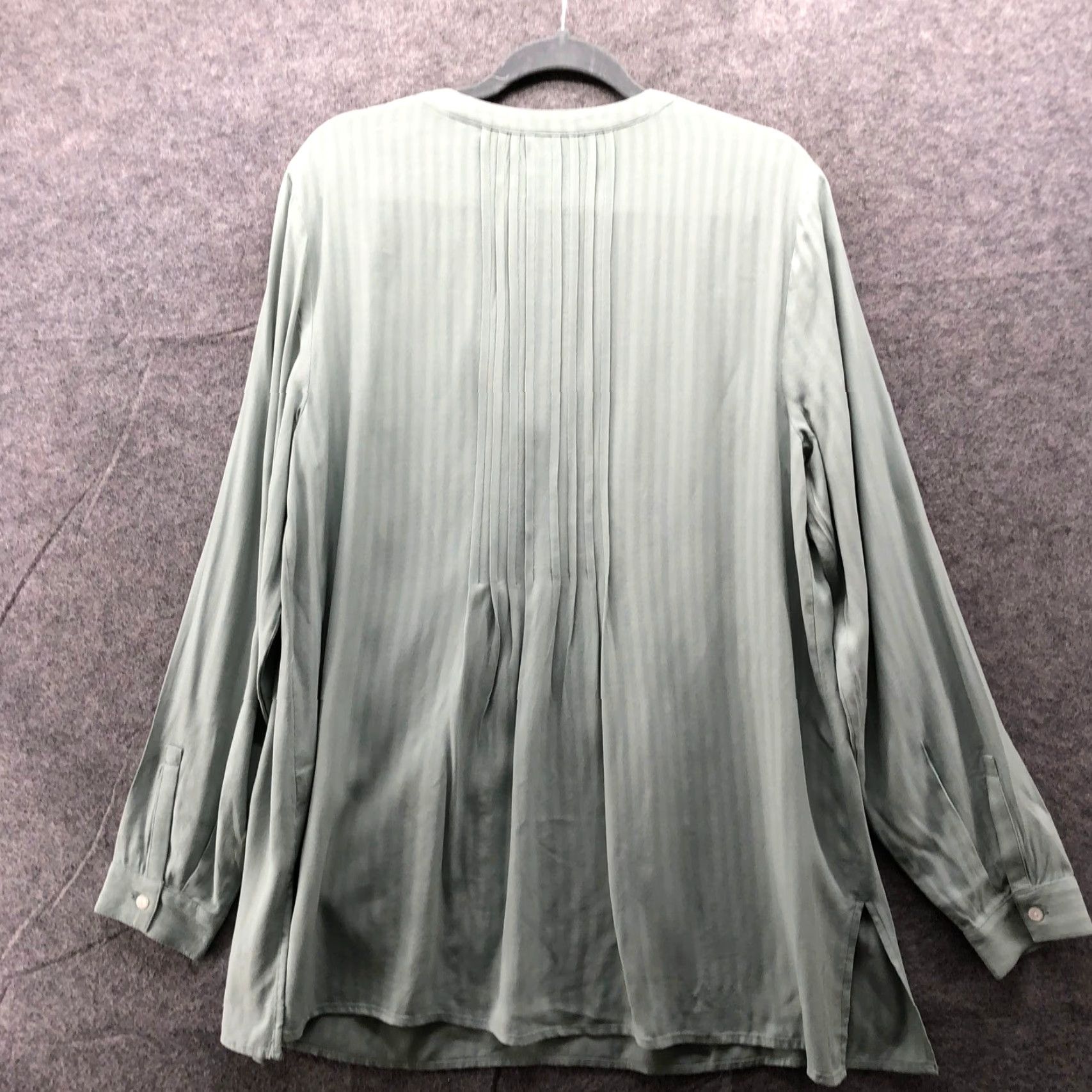 J. Jill J Jill Pintuck Pleat Tunic Blouse Womens M Sage Green Long Sleeve Split Neck V-Neck Relaxed Fit Size M / US 6-8 / IT 42-44 - 2 Thumbnail
