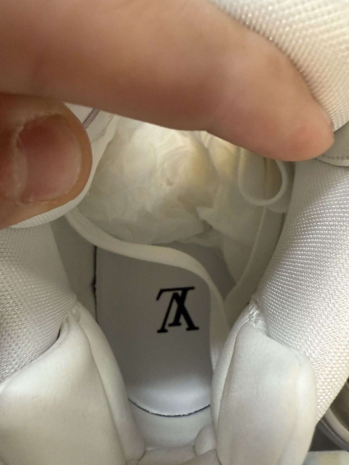 Louis Vuitton Louis Vuitton Trainer 2 White Gold Size US 9 / EU 42 - 6 Thumbnail