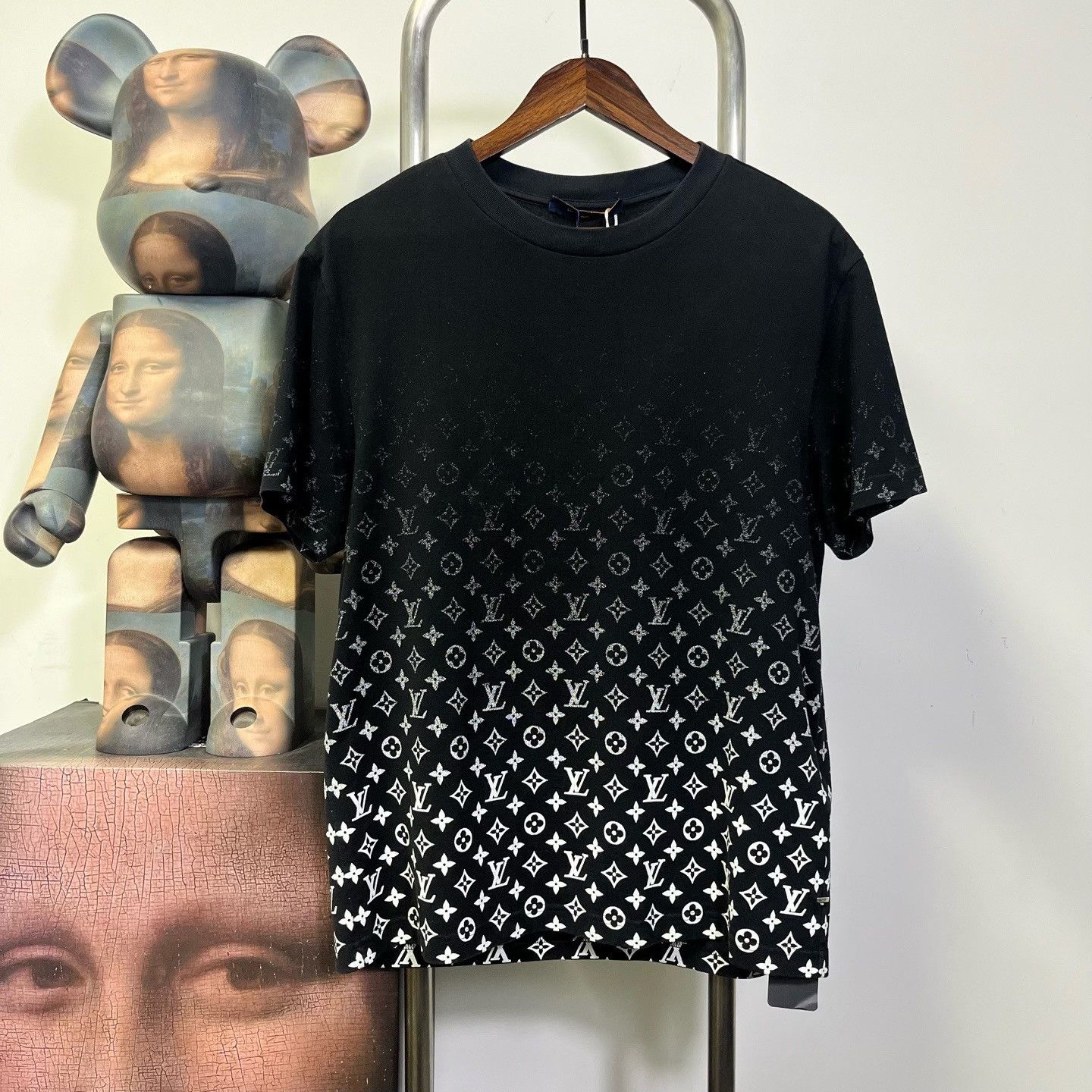 Louis Vuitton Louis Vuitton Gradient Monogram T-Shirt M Size US M / EU 48-50 / 2 - 1 Thumbnail