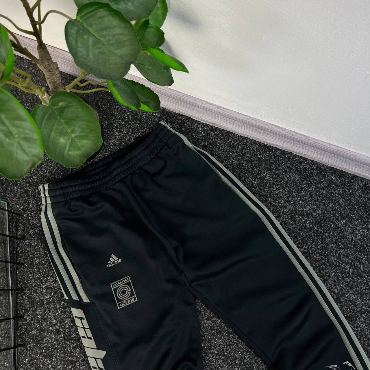 Yeezy calabasas sweatpants linocut luna