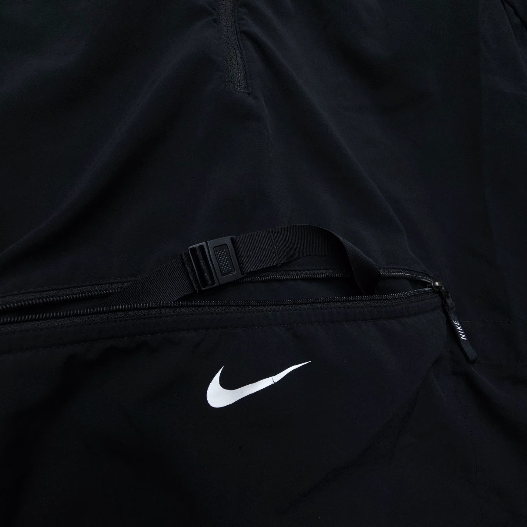 Nike Nike Womens Jacket XS Packable Windbreaker Hooded Anorak Black White Run/Walk Active Gear Size XS / US 0-2 / IT 36-38 - 2 Thumbnail
