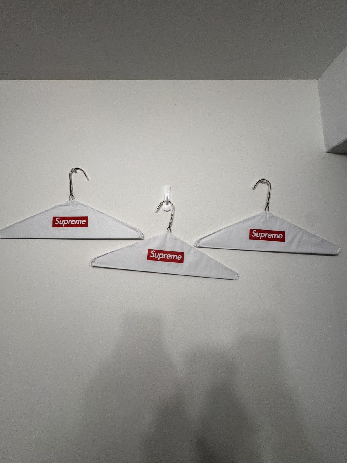 Supreme 3 pack supreme hangers Size ONE SIZE - 1 Thumbnail