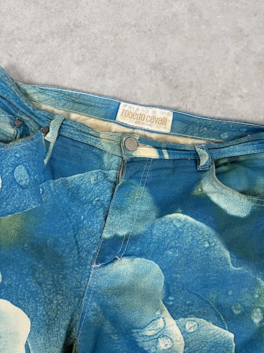 Roberto Cavalli 2000s Roberto Cavalli Blue Wet Leaves Print Pants Size 26" / US 2 / IT 38 - 9 Thumbnail