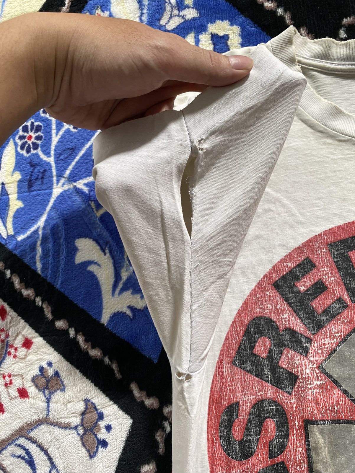 Band Tees Vintage 90s Red Hot Chili Peppers Tshirt Distressed Size US L / EU 52-54 / 3 - 8 Thumbnail