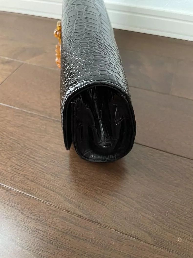 Vivienne Westwood size os Saturn drops glue under the armpi