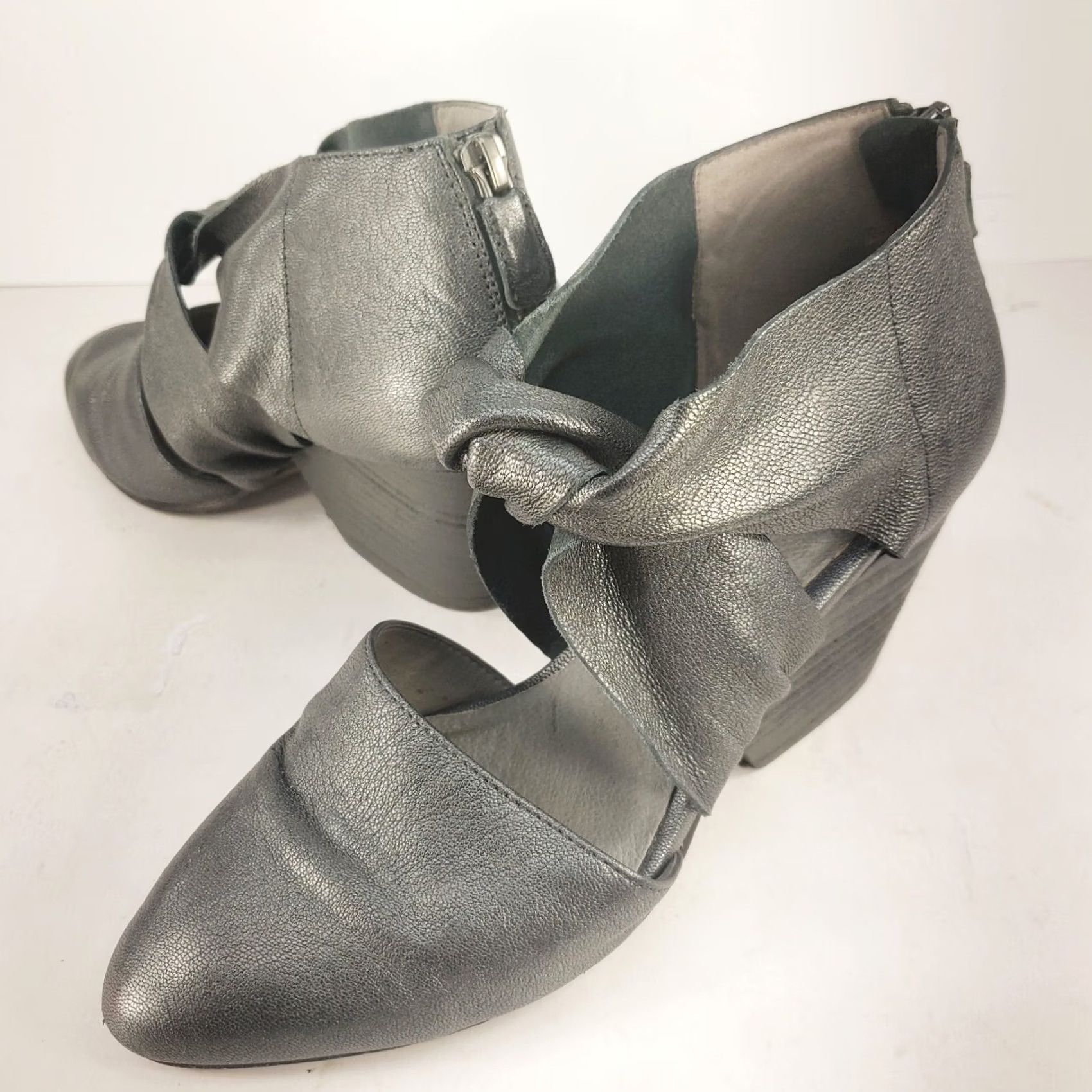 Eileen Fisher Eileen Fisher Silver Metallic Strappy Sandals Women 7.5 Closed Pointed Toe Leather Leather Zip Flat Sandal Womens Silver 7.5 Vintage No Size US 8 / IT 38 - 2 Thumbnail