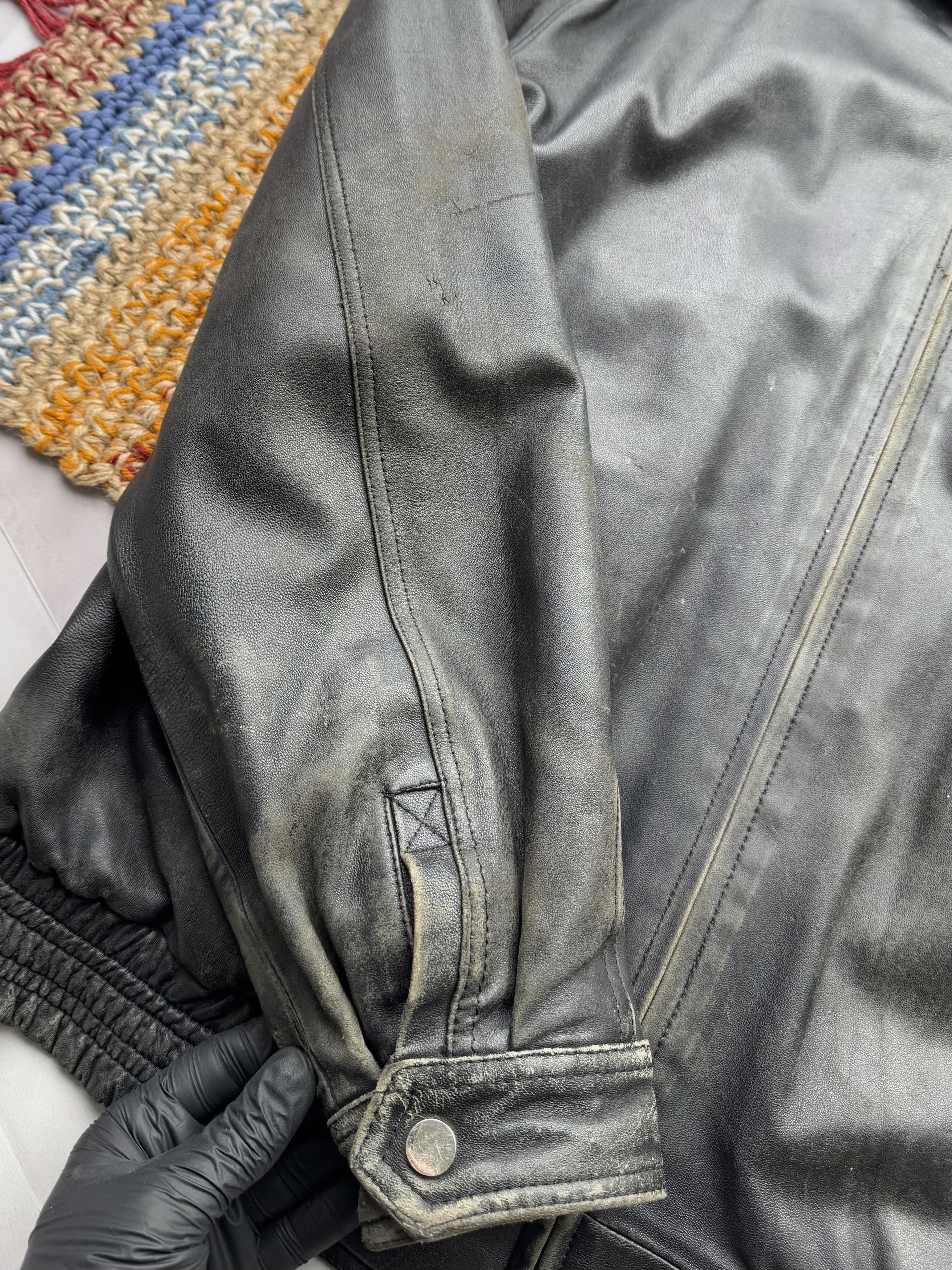 Vintage Vintage Thrashed Leather Bomber Jacket (ES9) Size US XXL / EU 58 / 5 - 8 Thumbnail