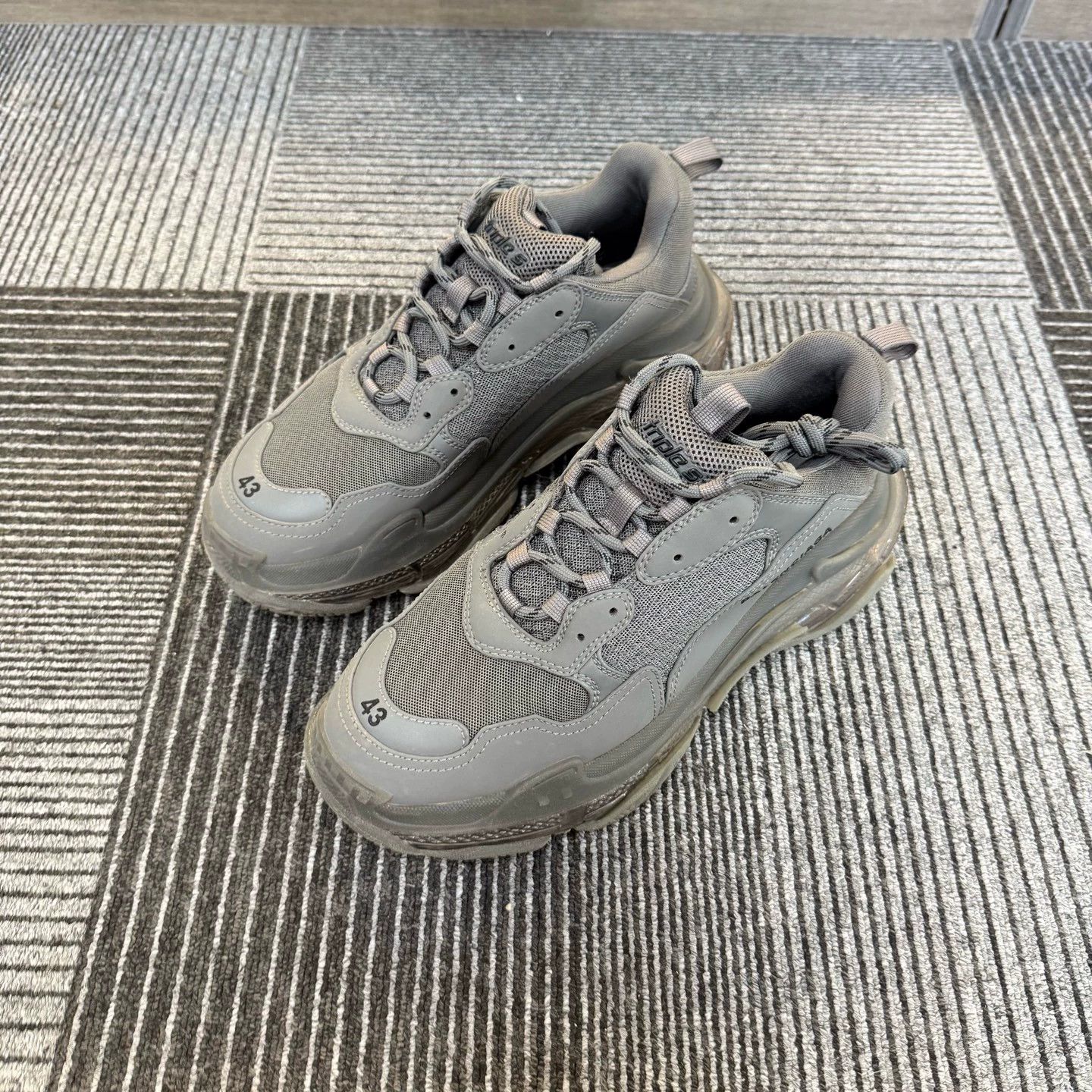 Balenciaga Balenciaga Triple S Low Top Dad Shoe Men's Gray 43 Size US 10 / EU 43 - 1 Thumbnail
