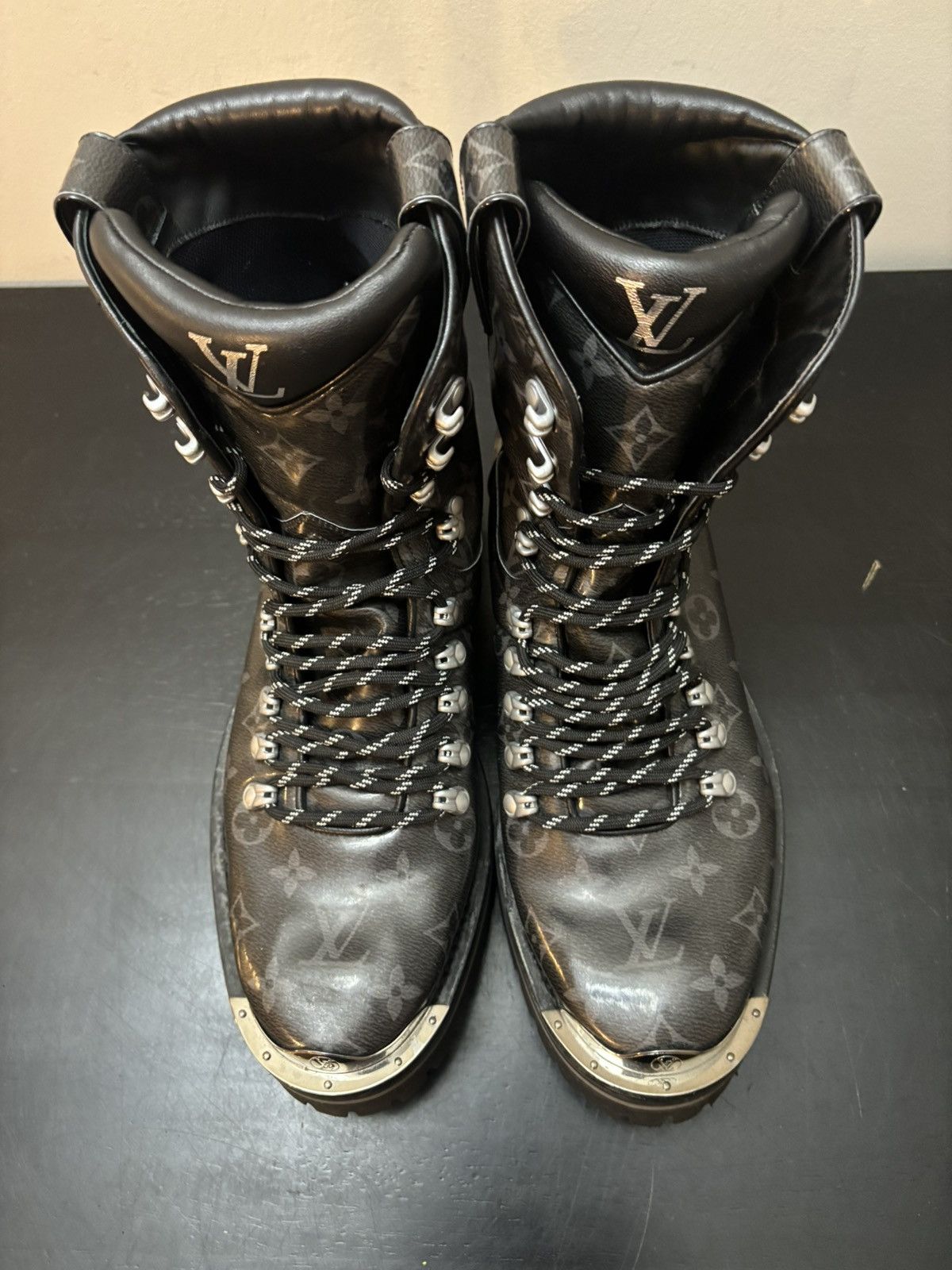 Louis Vuitton Louis Vuitton LV Monogram Patent Leather Outland Boot Size US 8 / EU 41 - 2 Thumbnail