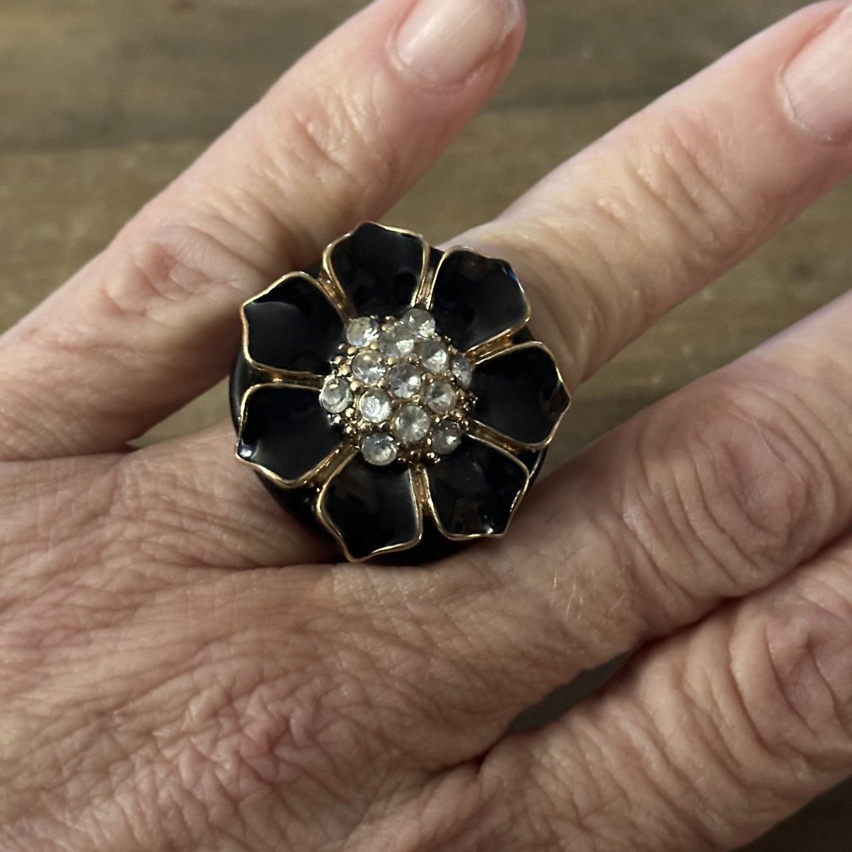 Other Black lucite rhinestone flower statement ring Size ONE SIZE - 4 Thumbnail