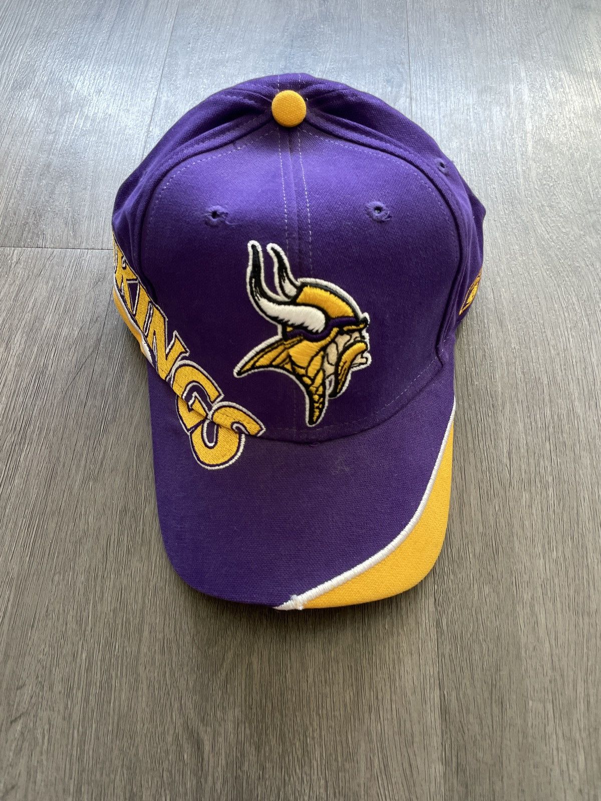 Vintage Y2K Reebok Minnesota Vikings “NFL Logo” Hat (Sz.OS) Size ONE SIZE - 1 Thumbnail