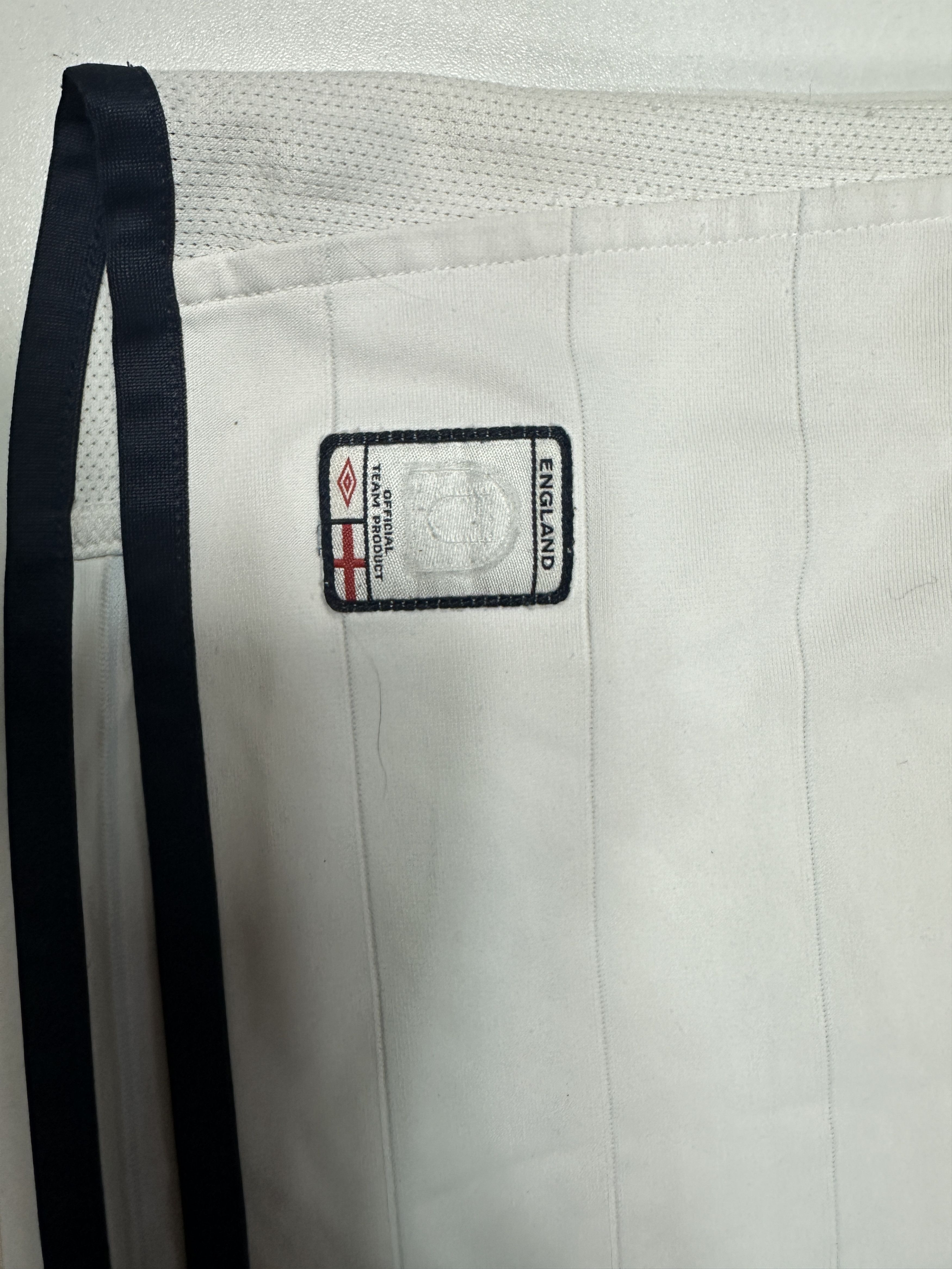Umbro England 2003-2005 Umbro size M, fits better a Small Size US M / EU 48-50 / 2 - 7 Thumbnail