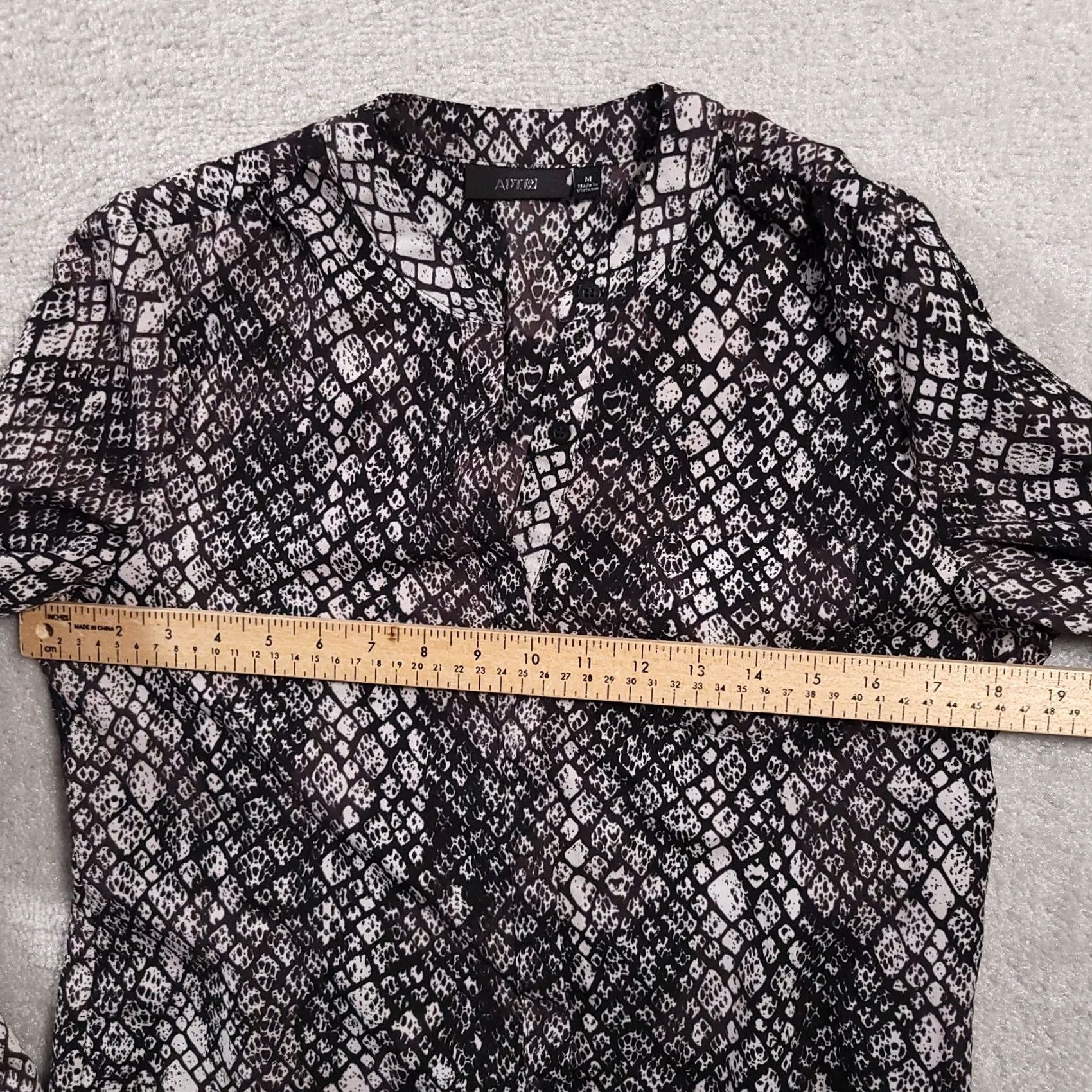 Apt. 9 Apt. 9 Shirt Women's Medium Black Long Sleeve V Neck Snake Print Button Up Size M / US 6-8 / IT 42-44 - 4 Thumbnail