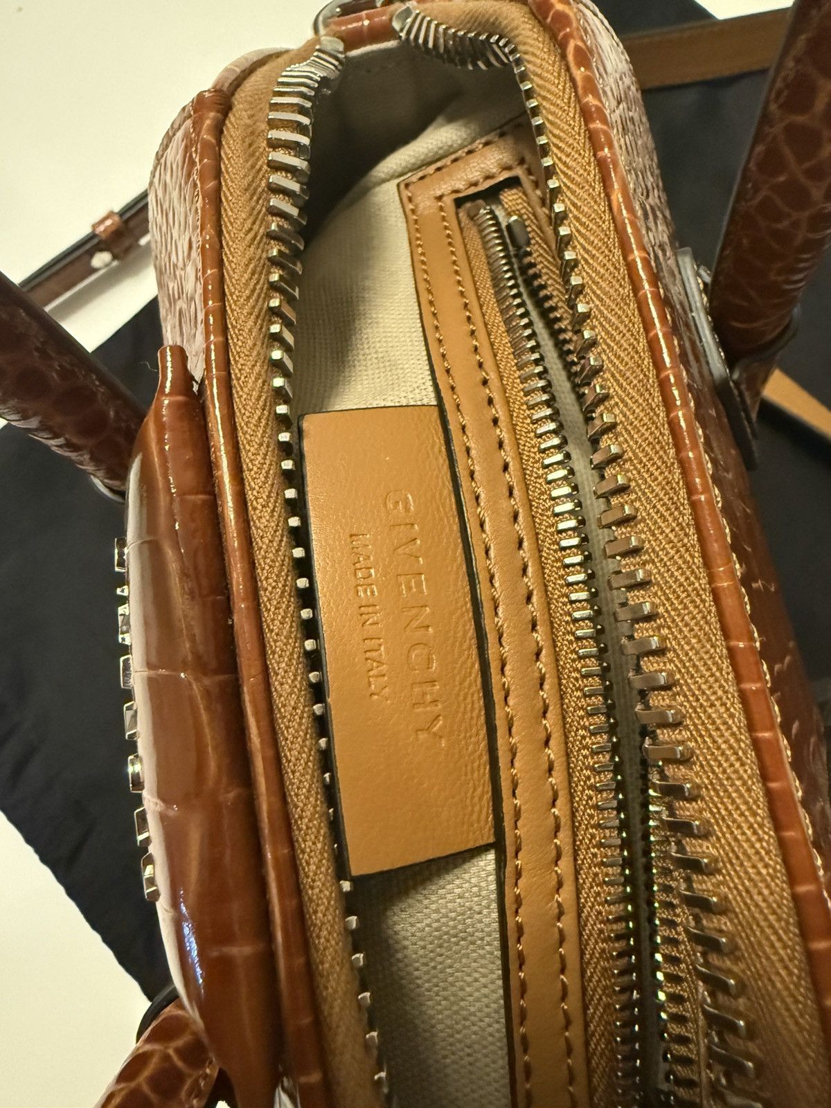 Givenchy Givenchy Brown Crocodile-Embossed Antigona Bag Size ONE SIZE - 6 Thumbnail
