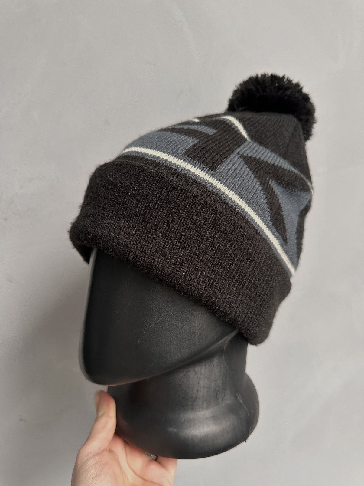 Oakley Wow 😻 White Beanie Oakley Y2K Streetwear Outdoor Arcteryx Size ONE SIZE - 2 Thumbnail