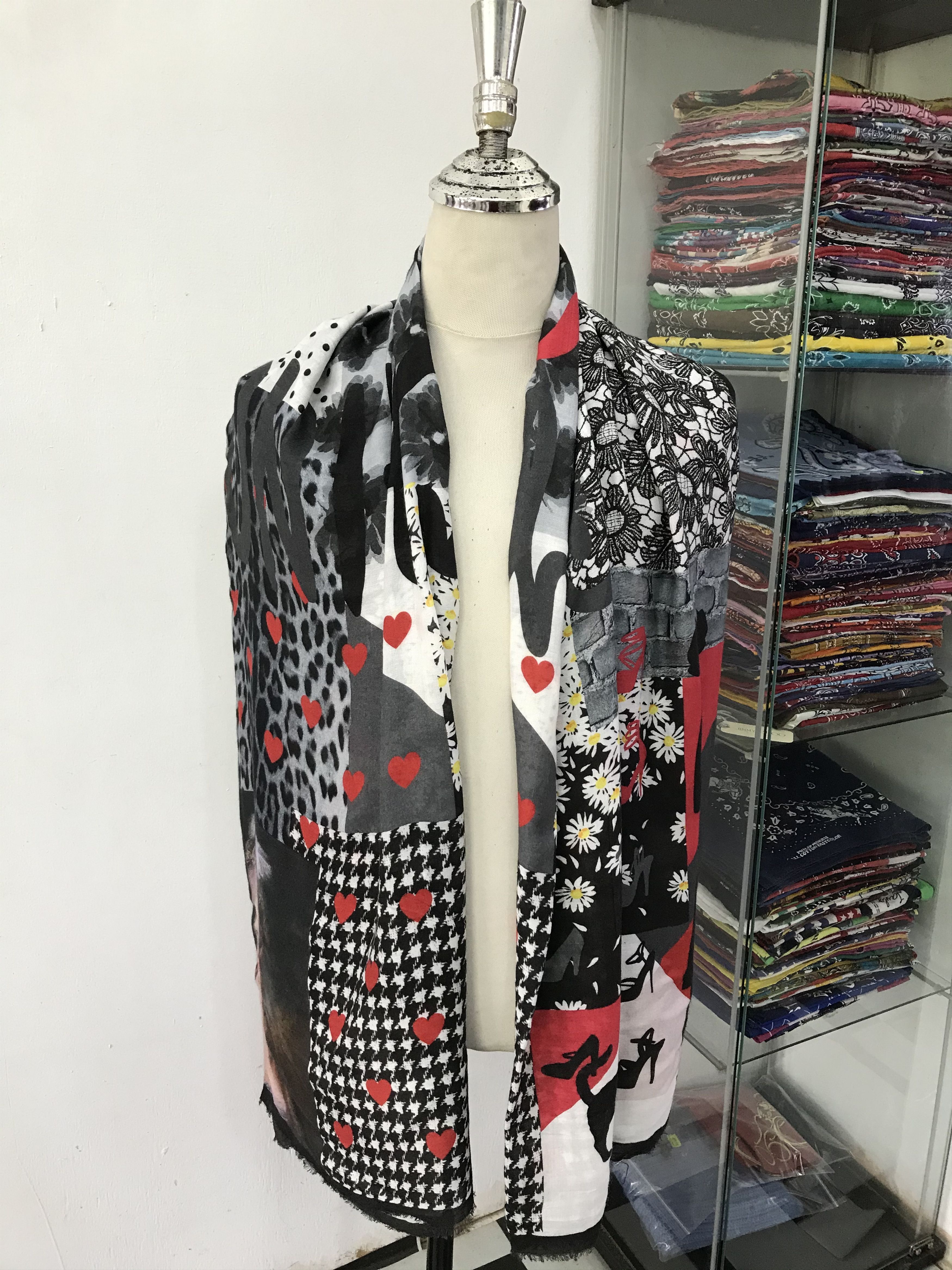 Vintage Moschino Scarf / Muffler / Neckwear - WW2964 Size ONE SIZE - 1 Thumbnail