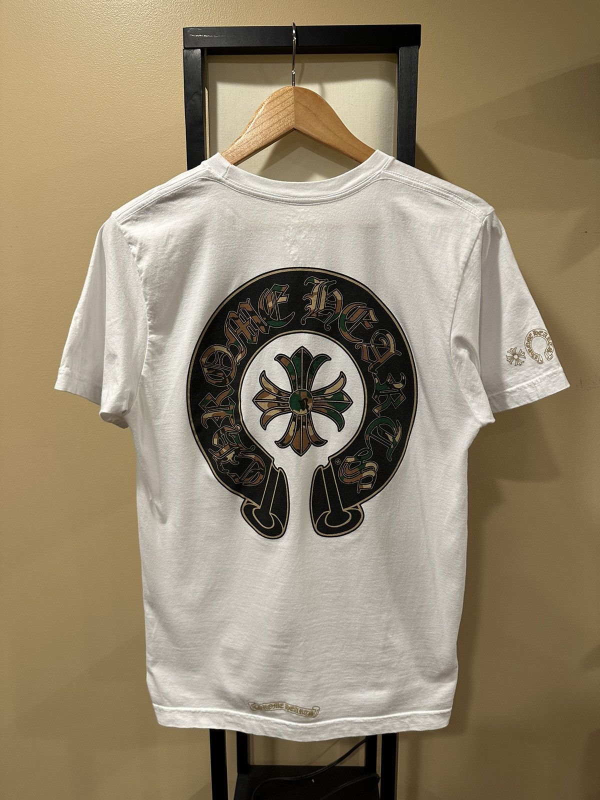 送料込み◆CHROME HEARTS◆Horse Shoe Logo Pocket T-Shirt Camo Buy Chrome Hearts Horse Shoe Logo Pocket T-Shirt 'White/Camo
