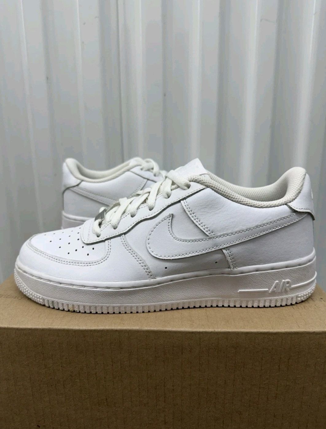 Nike Nike Air Force 1 Low LE GS Triple White DH2920111 Size 7Y Size US 7 / EU 40 - 1 Thumbnail