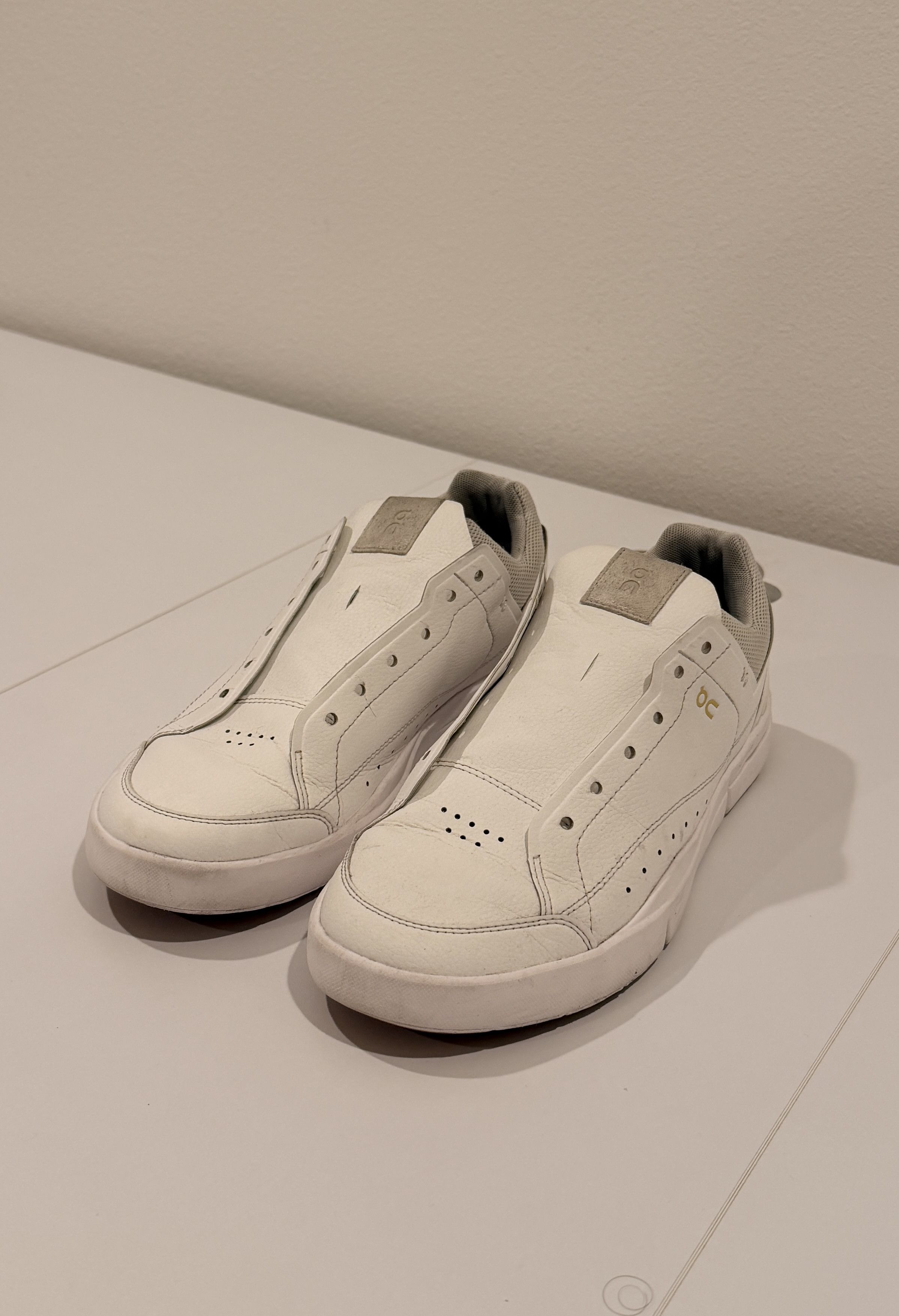 On On Running THE ROGER Advantage – White/Gold – Tennis Sneaker Size US 8.5 / EU 41-42 - 1 Thumbnail