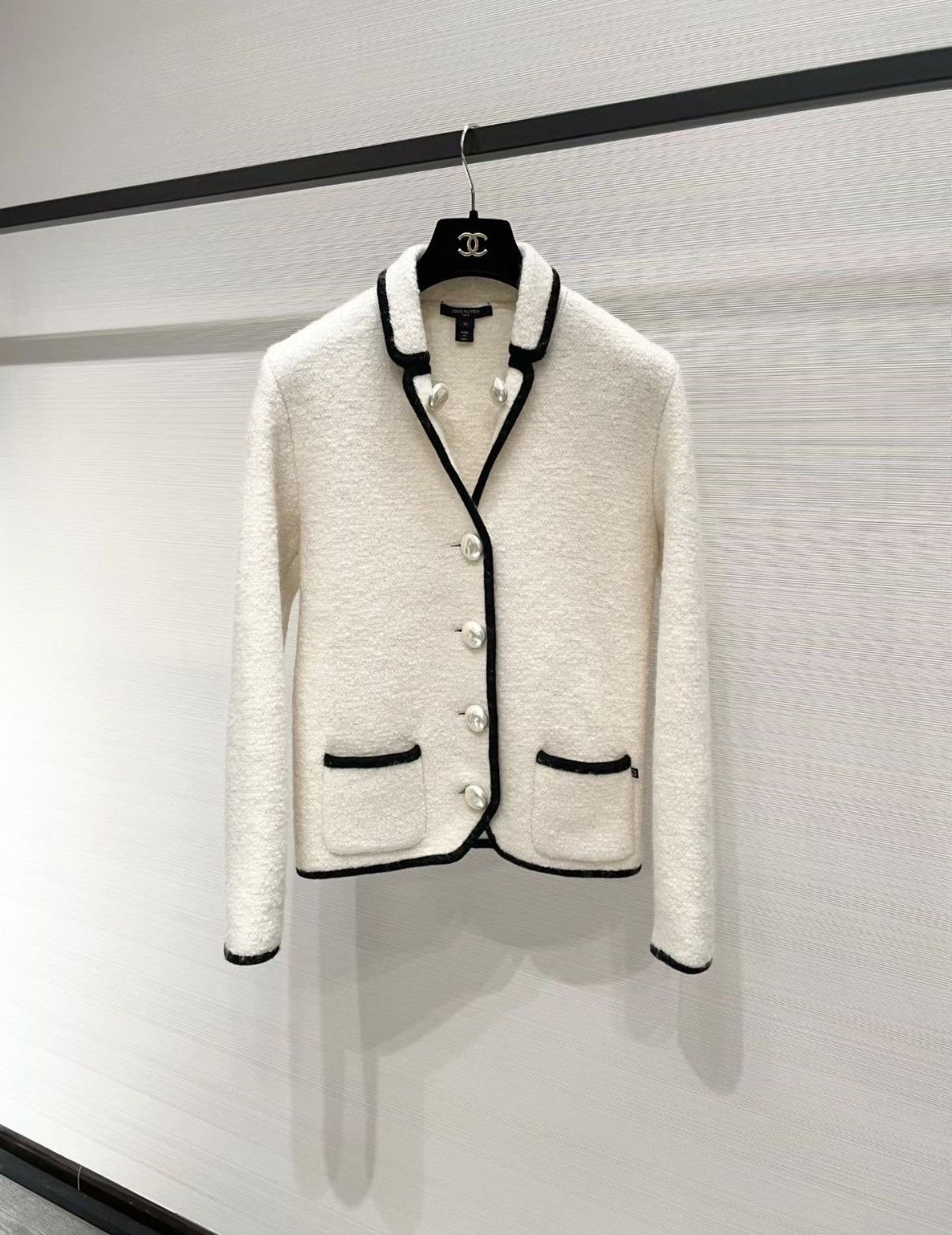 Louis Vuitton Louis Vuitton Lapel Wool Jacket with Pearl Buttons J33 Size XS / US 0-2 / IT 36-38 - 1 Thumbnail