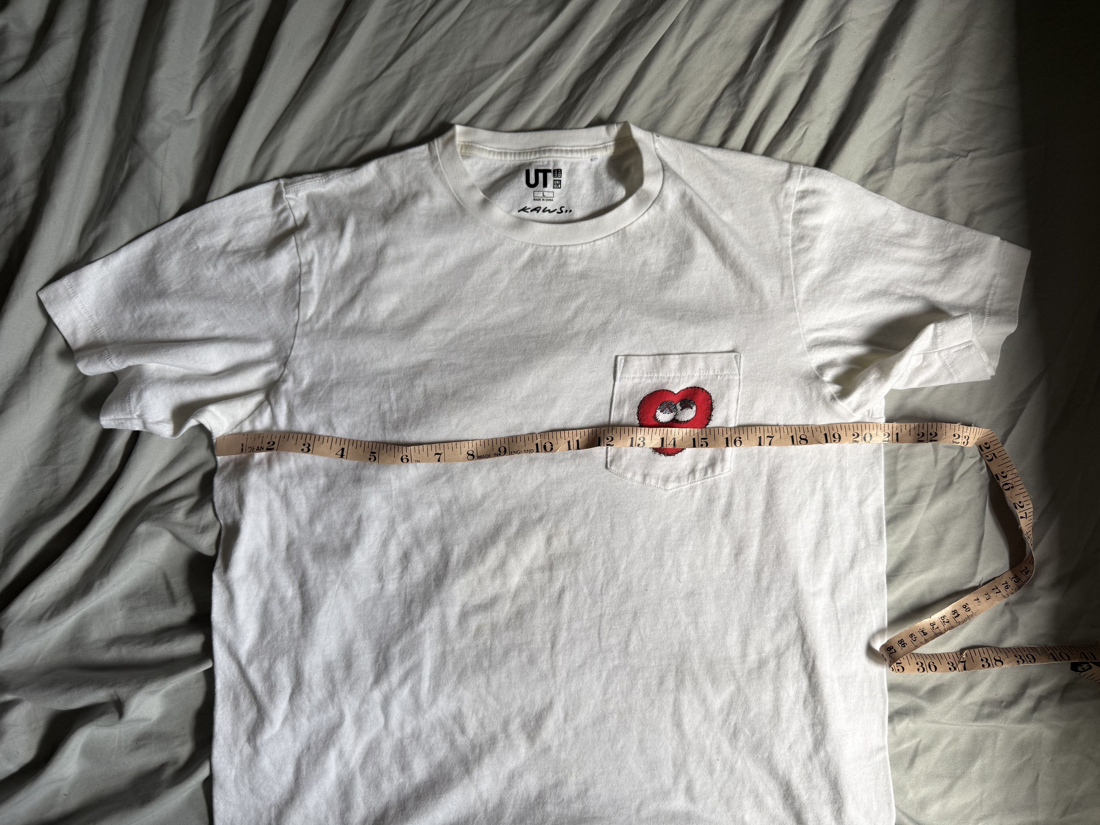 Kaws × Uniqlo Uniqlo x Kaws Heart Tee shirt large (AMERICAN MEDIUM) Size US M / EU 48-50 / 2 - 4 Thumbnail