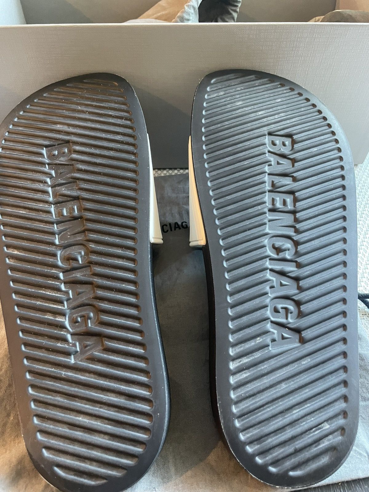 Balenciaga Balenciaga pool slides-unisex white/black pre-owned Size US 9 / IT 39 - 4 Thumbnail