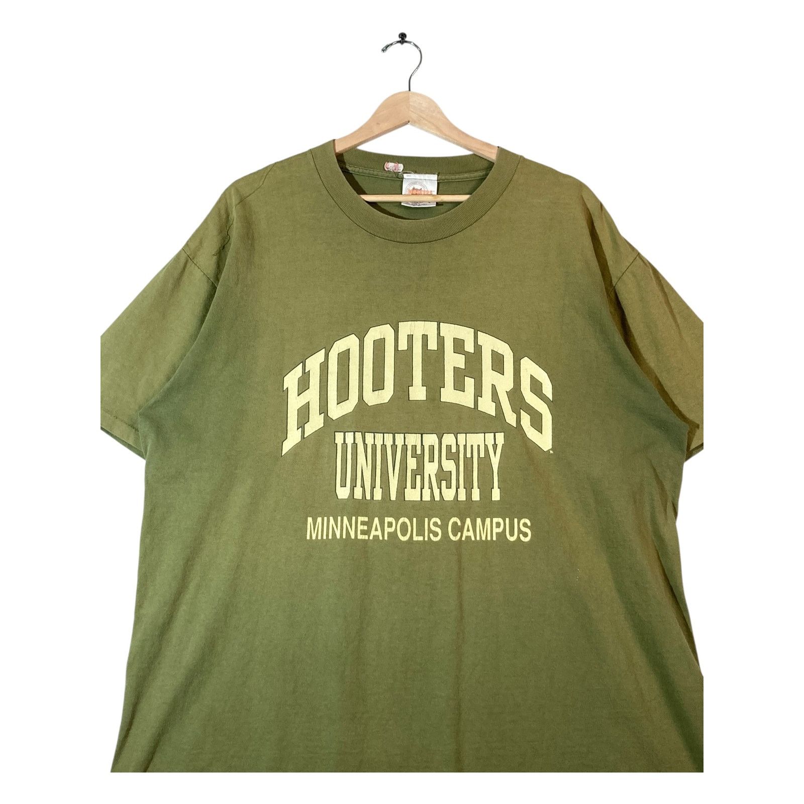 Vintage Vintage Hooters University Crewneck T-Shirt Large Size US L / EU 52-54 / 3 - 2 Thumbnail
