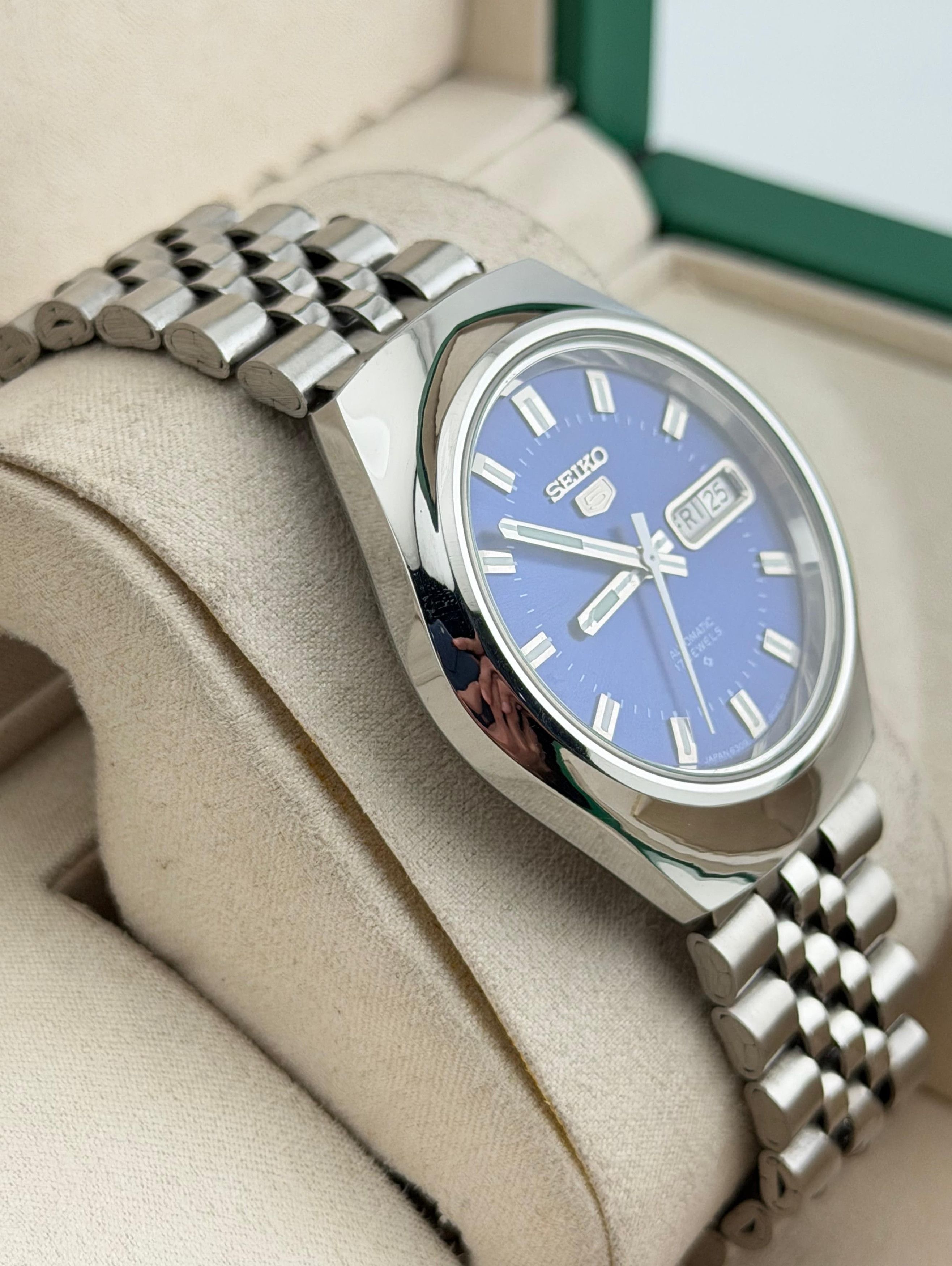 Seiko Classic Seiko 5 Men's Wrist Watch|Day-Date|Blue Dial Size 36 - 4 Thumbnail