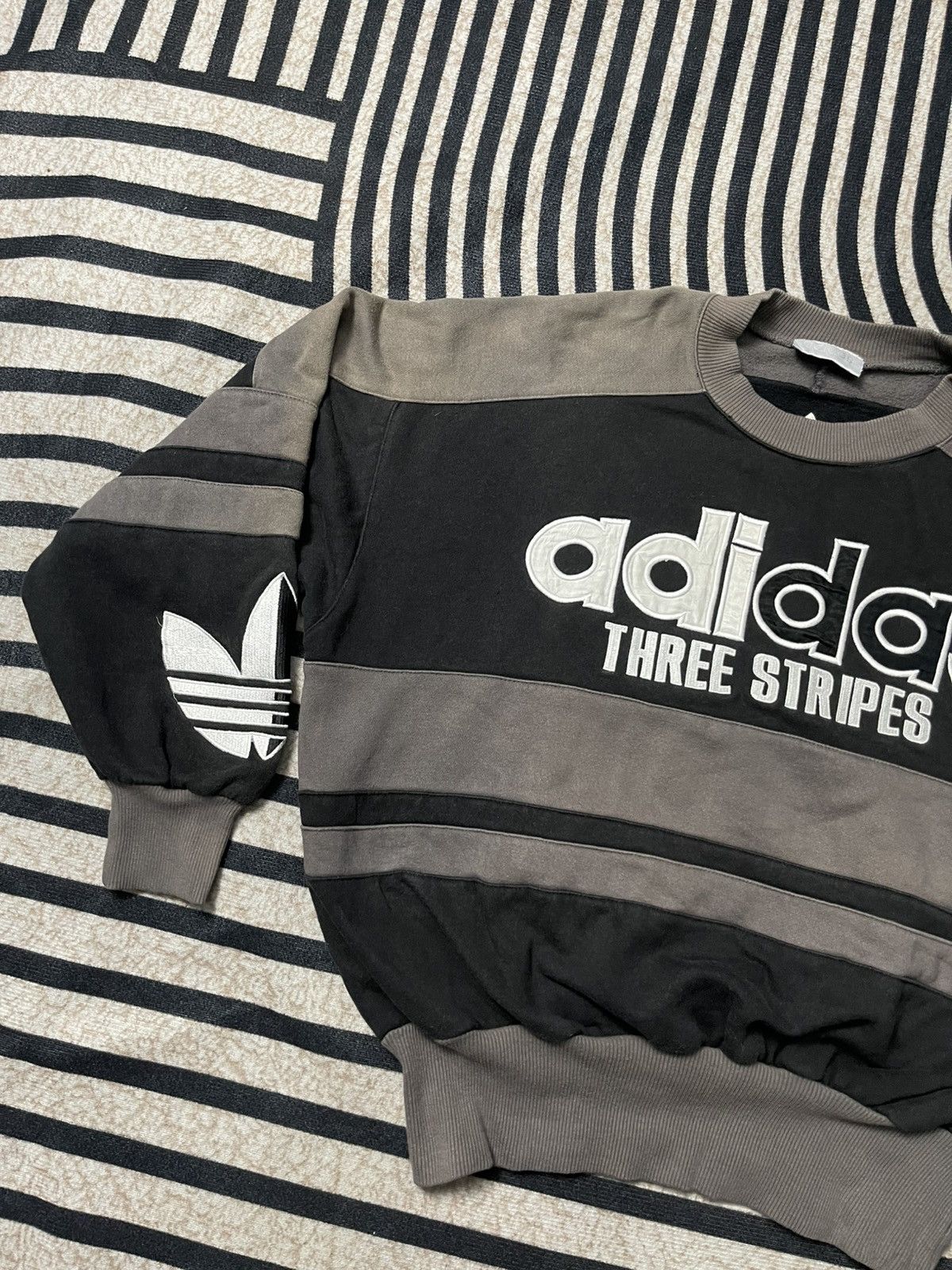 Adidas 90s ADIDAS THREE STRIPES RETRO LOGO SUN FADED BOXY STYLE Size US M / EU 48-50 / 2 - 3 Thumbnail