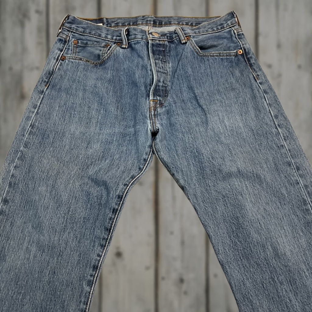 Levi's VINTAGE Levi’s 501 Jeans Men’s 34x32 Blue Denim Straight Leg Y2K Fade 5-Pocket Logo Classic Regular Waist 34 Inseam 30 USA 90s Theme Size US 34 / EU 50 - 1 Thumbnail