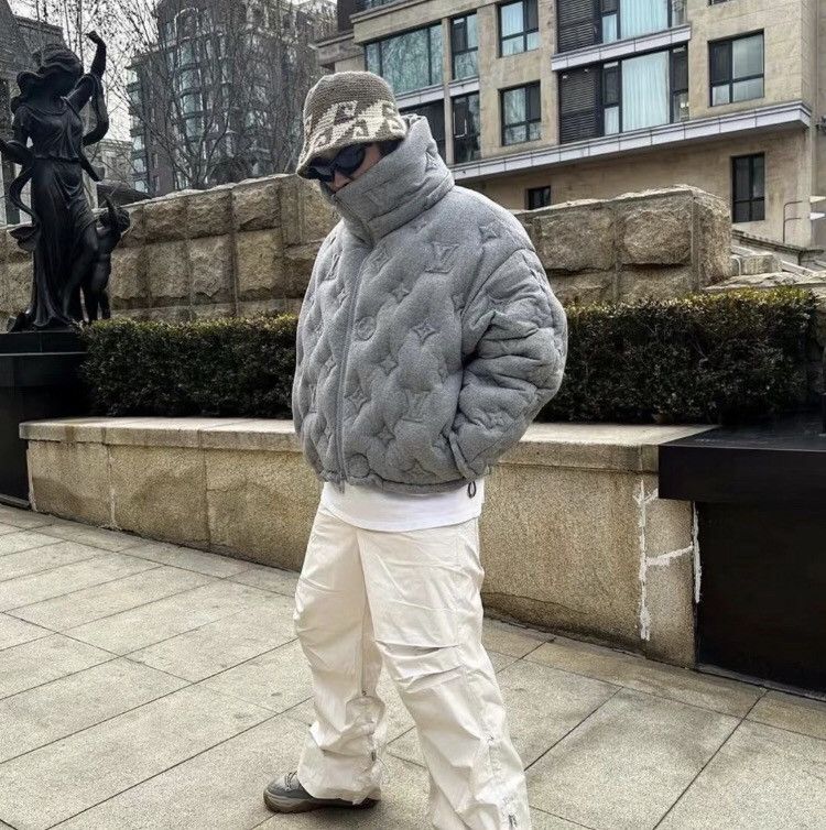 Louis Vuitton Louis Vuitton No Hood Full Print Gray Logo Down Jacket Size US S / EU 44-46 / 1 - 8 Thumbnail
