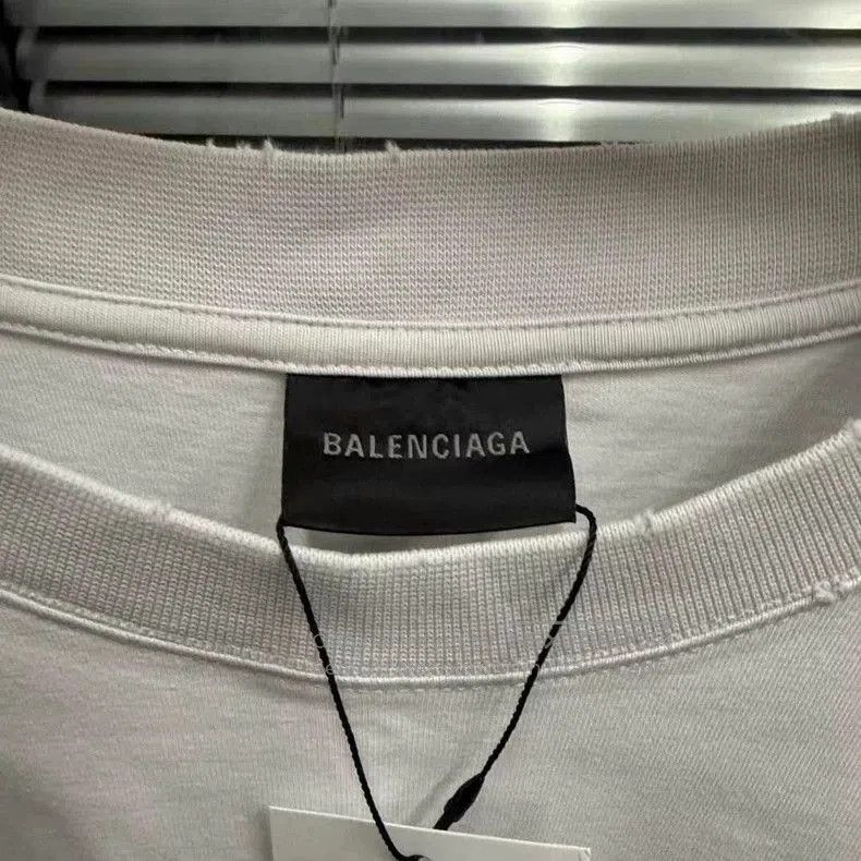 Balenciaga Balenciaga Inverted Logo Distressed Tee. Size US L / EU 52-54 / 3 - 2 Thumbnail