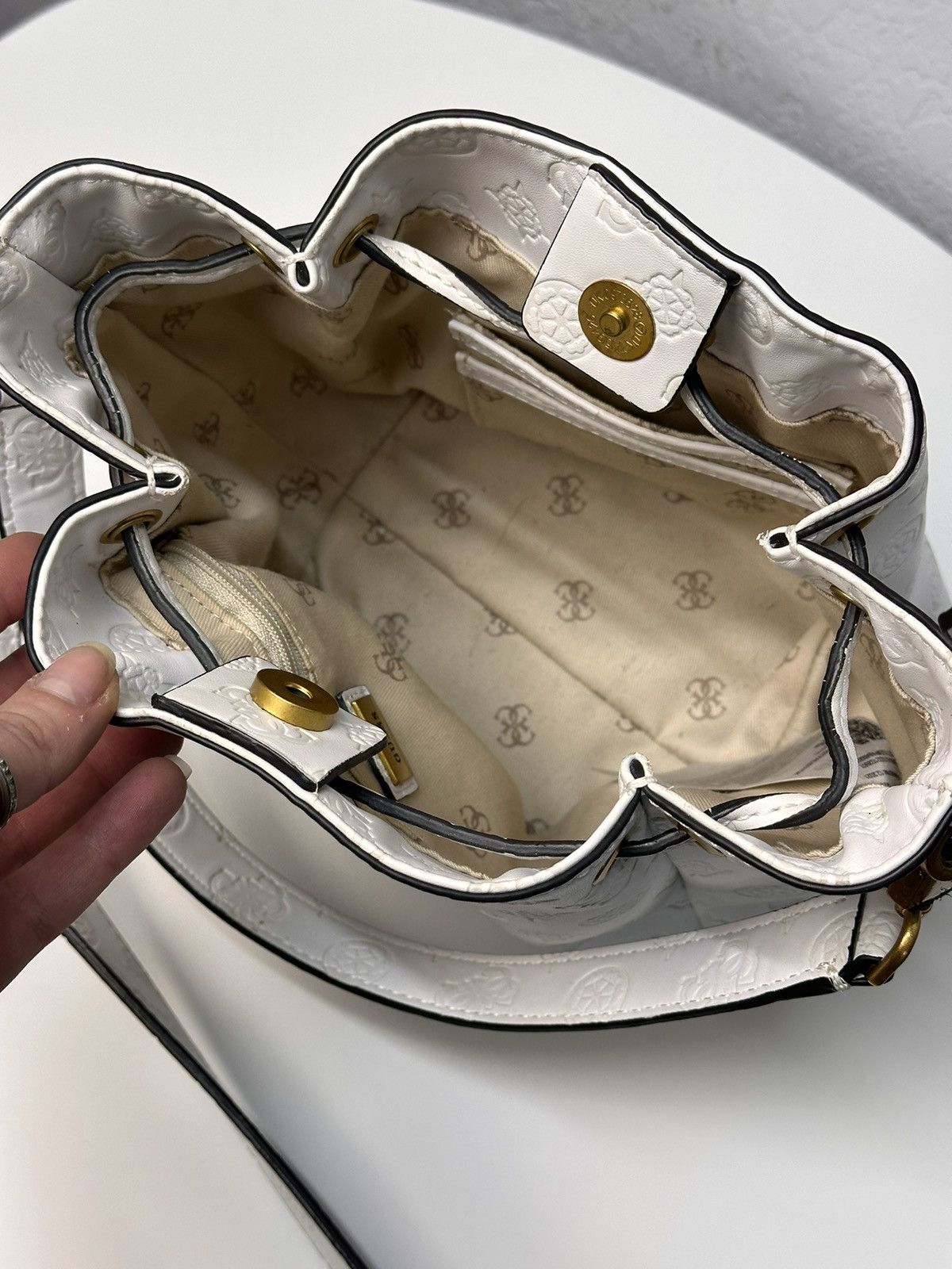 Guess Guess White Monogram Bucket Bag Gold Hardware Y2K Style Size ONE SIZE - 19 Thumbnail